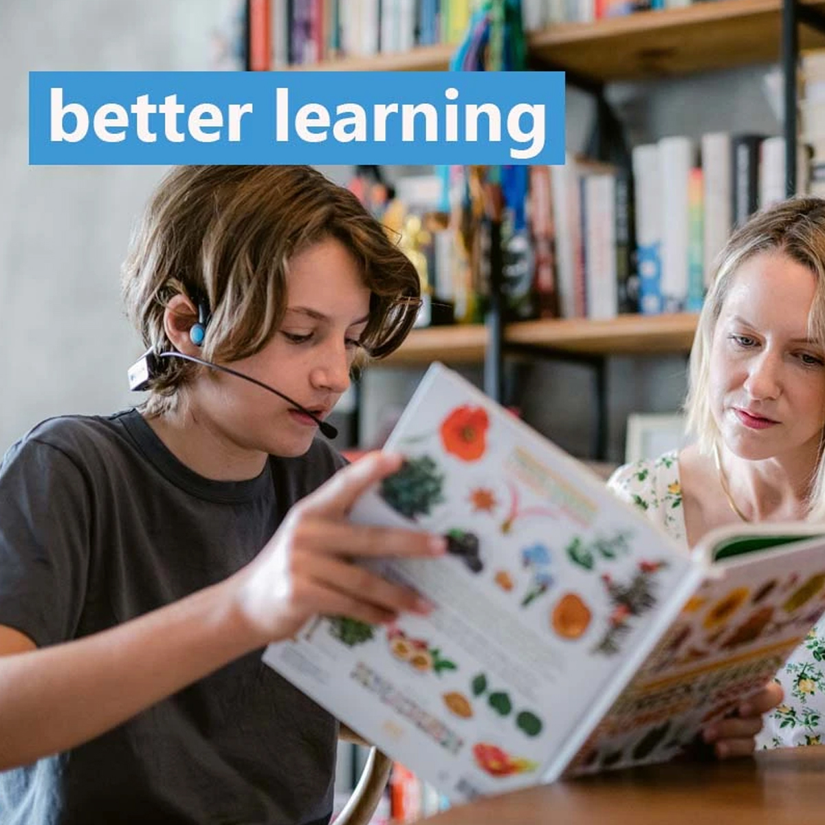 Ein Junge mit Headset liest mit einer Frau ein Buch. Text: 'besseres Lernen'.