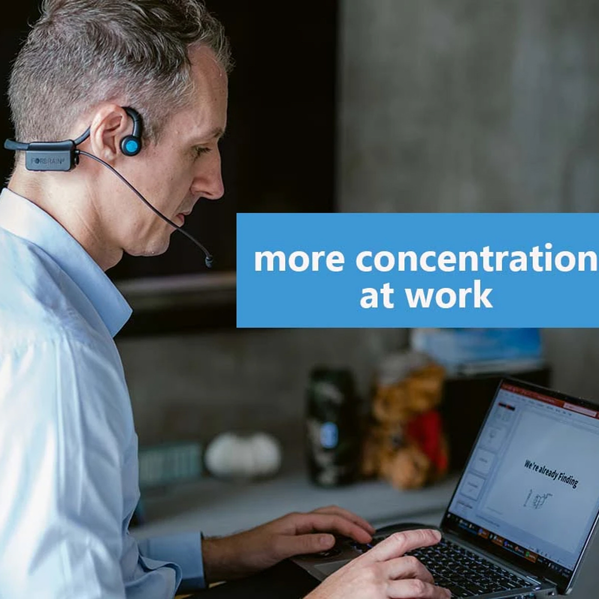 Mann mit Headset, der an einem Laptop arbeitet. Text: mehr Konzentration bei der Arbeit.