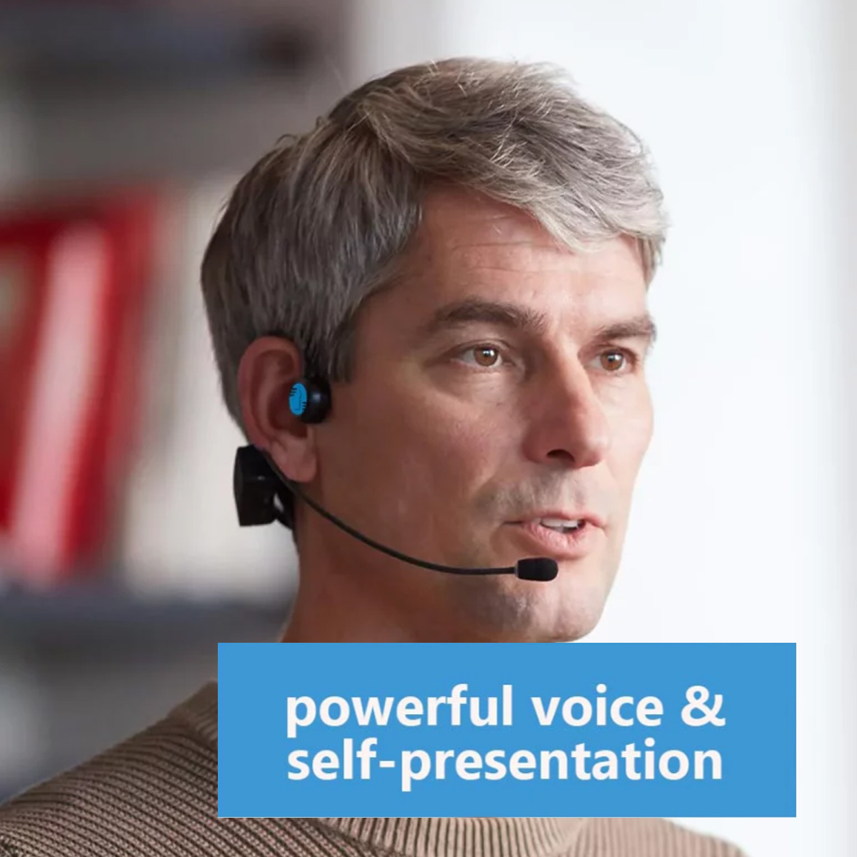 Mann mit Headset. Text: kraftvolle Stimme & Selbstdarstellung. Hintergrund verschwommen.