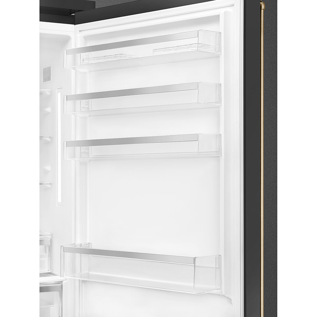 Interno frigorifero aperto con ripiani. Esterno nero, interno bianco. Ripiani vuoti.