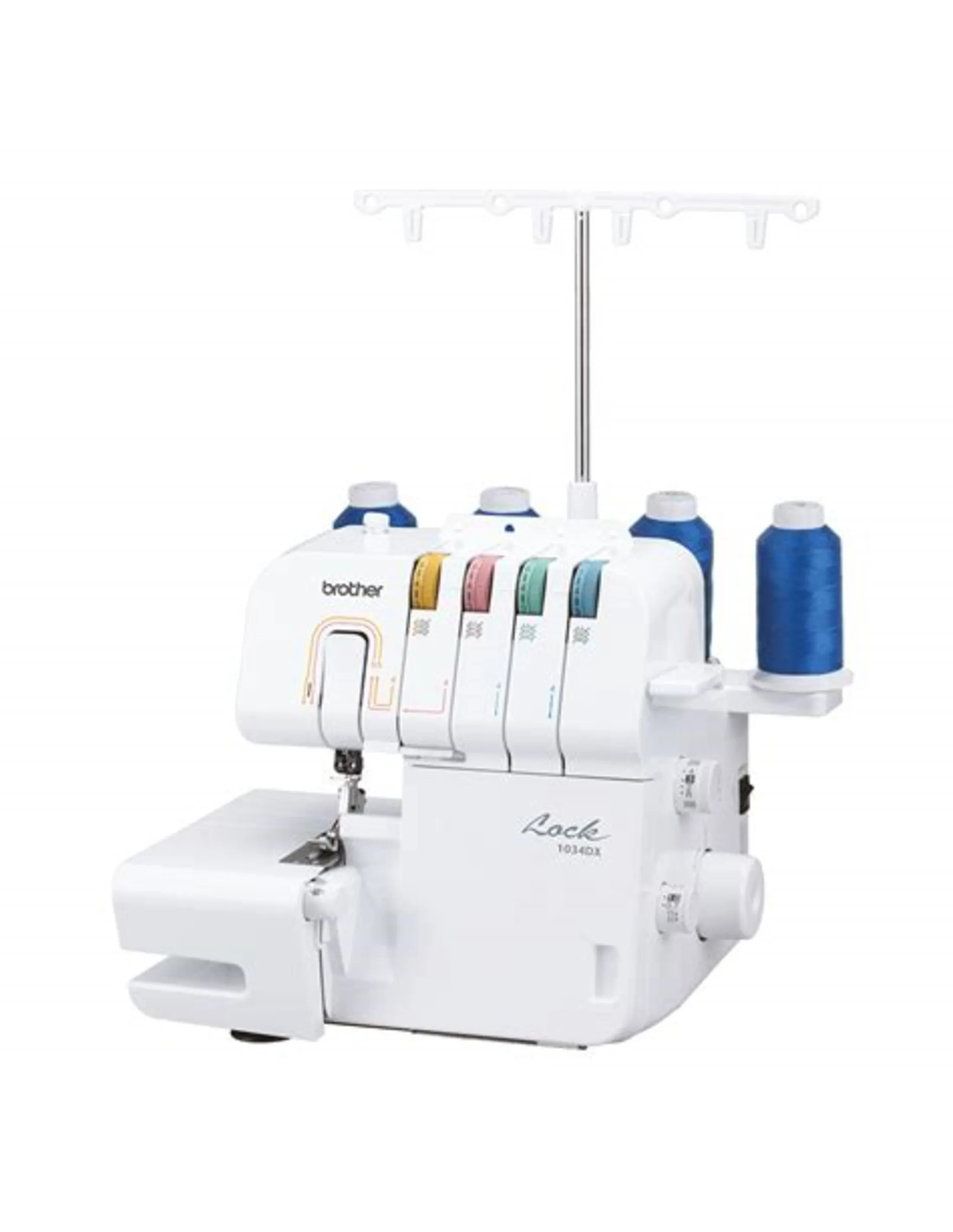 Witte Brother overlock naaimachine. Spoelen garen zijn zichtbaar bovenop. De machine staat op een wit oppervlak.