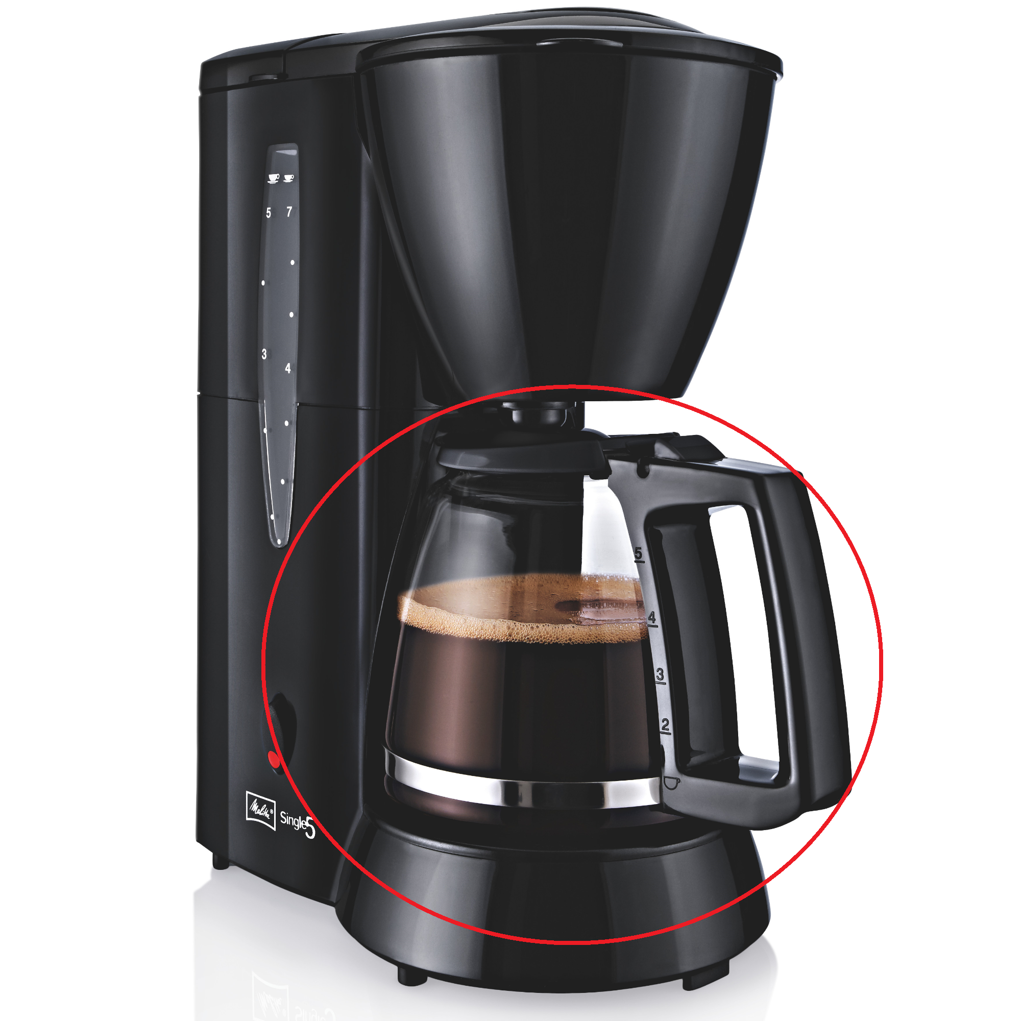 Eine schwarze Kaffeemaschine mit einer Glaskaraffe. Die Karaffe ist mit gebrühtem Kaffee gefüllt.