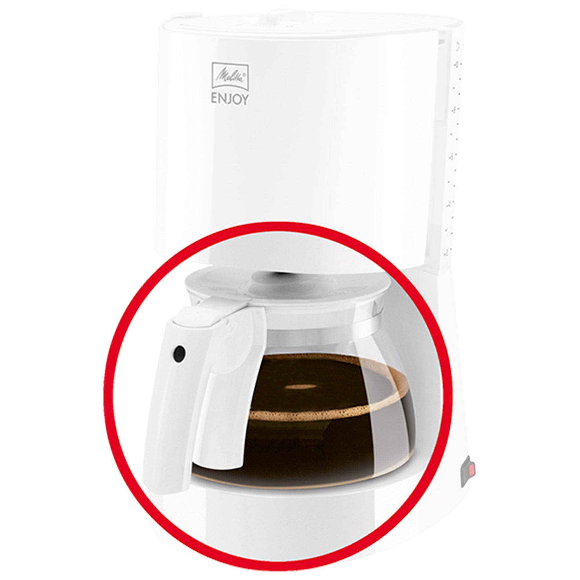 Weißer Kaffeemaschine mit Glaskaraffe gefüllt mit Kaffee. Roter Kreis markiert die Karaffe.