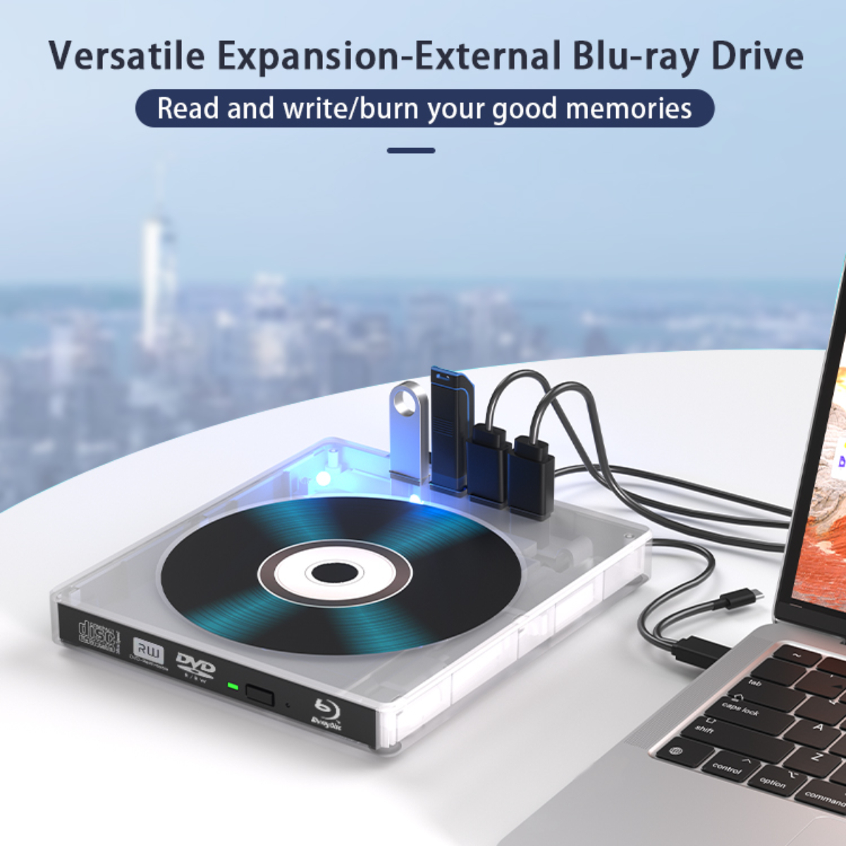 Ein DVD-Player mit einer Disc liegt auf einem Tisch. Ein Laptop und Kabel befinden sich in der Nähe. Der Hintergrund ist eine verschwommene Stadtansicht.