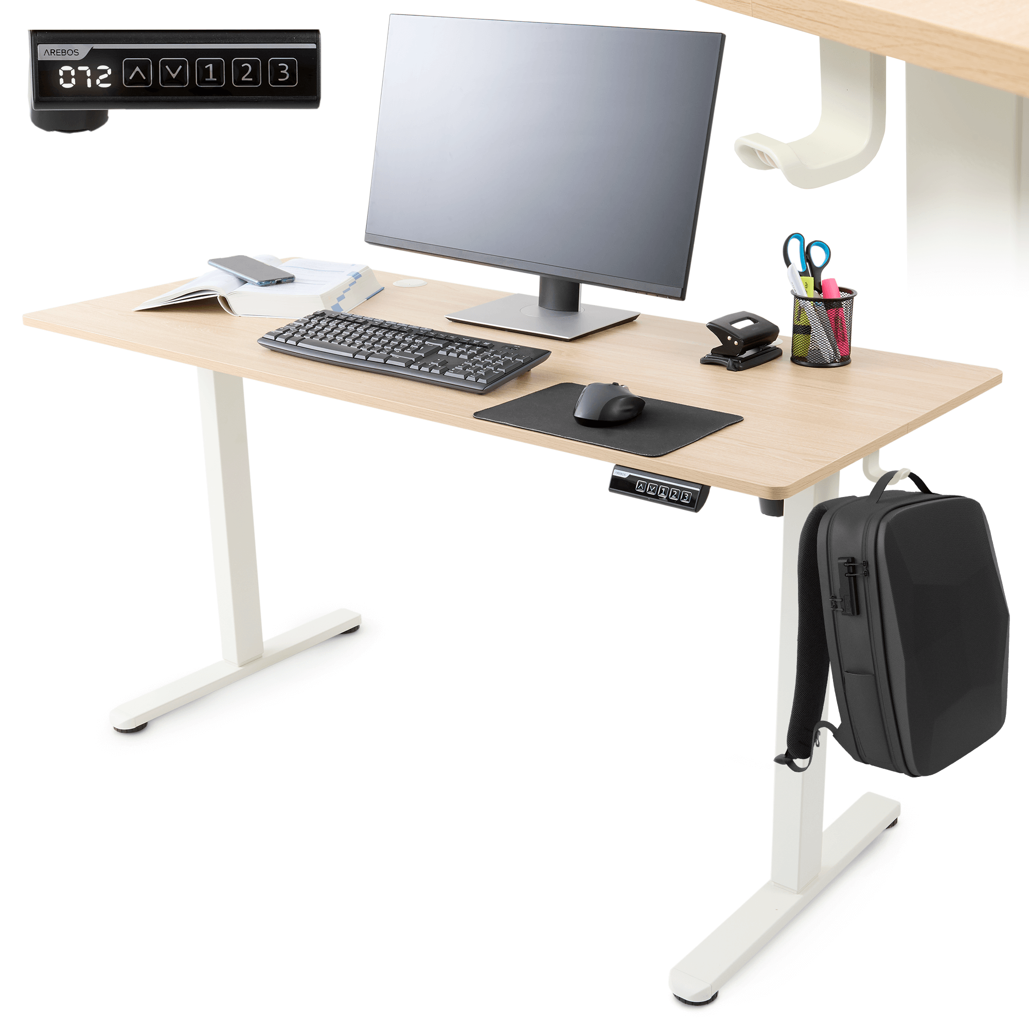 Höhenverstellbarer Schreibtisch mit Monitor, Tastatur und Rucksack. Schwarz-weißes Farbschema.