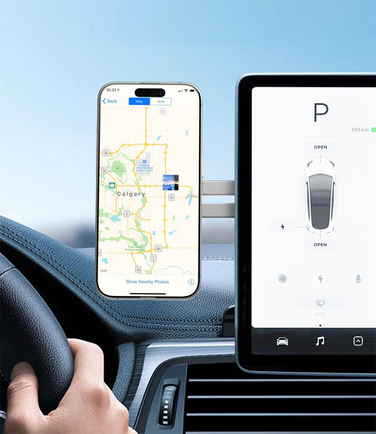 Ein Telefon zeigt eine Karte. Es ist in einem Auto in der Nähe des Armaturenbrettbildschirms montiert, der die Funktionen des Autos anzeigt.