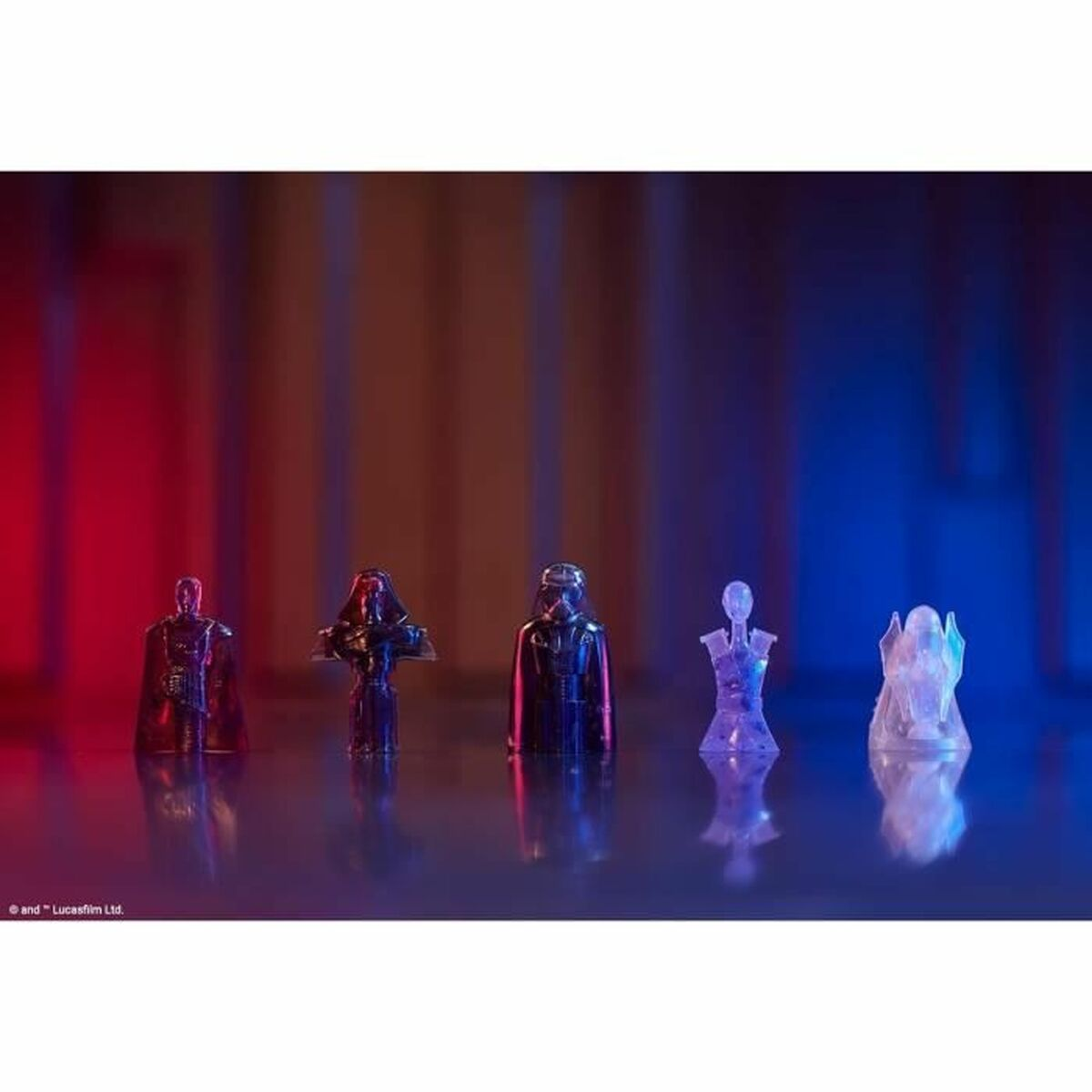 Een rij Star Wars Villainous-figuren. Donkerrode, zwarte en doorschijnende figuren worden weergegeven.