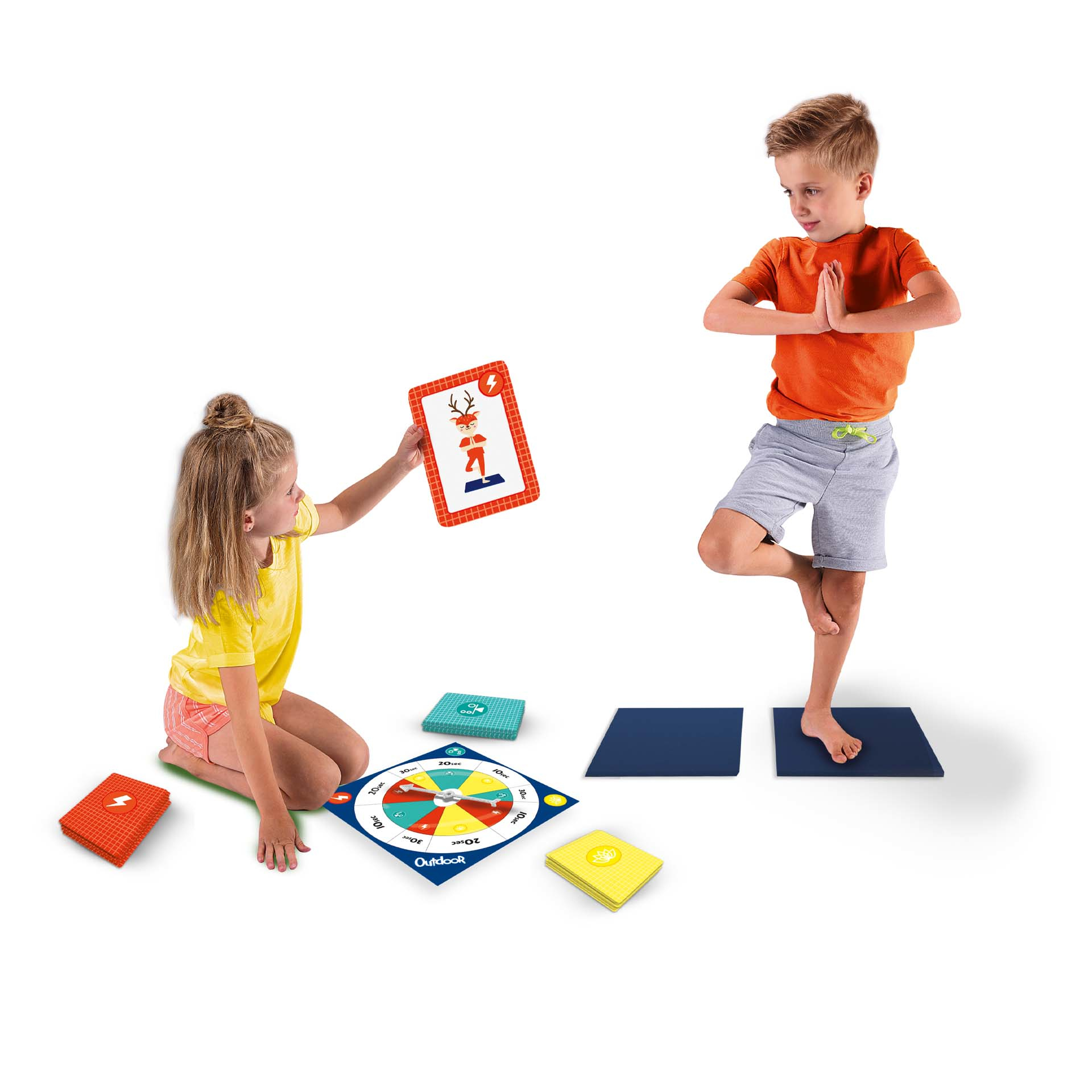 Due bambini giocano ad Animal Yoga. Uno è in equilibrio su una gamba, l'altro mostra una carta.