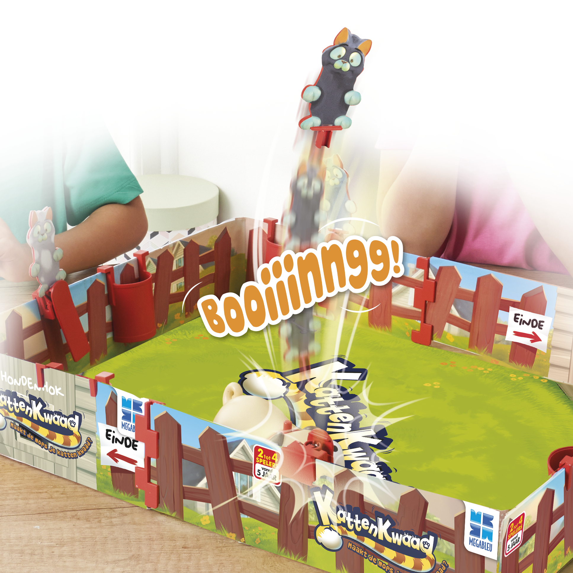 KattenKwadd spel in uitvoering. Kat figuur omhoog gelanceerd. Groen speelbord, houten hek en vrolijke karakters.
