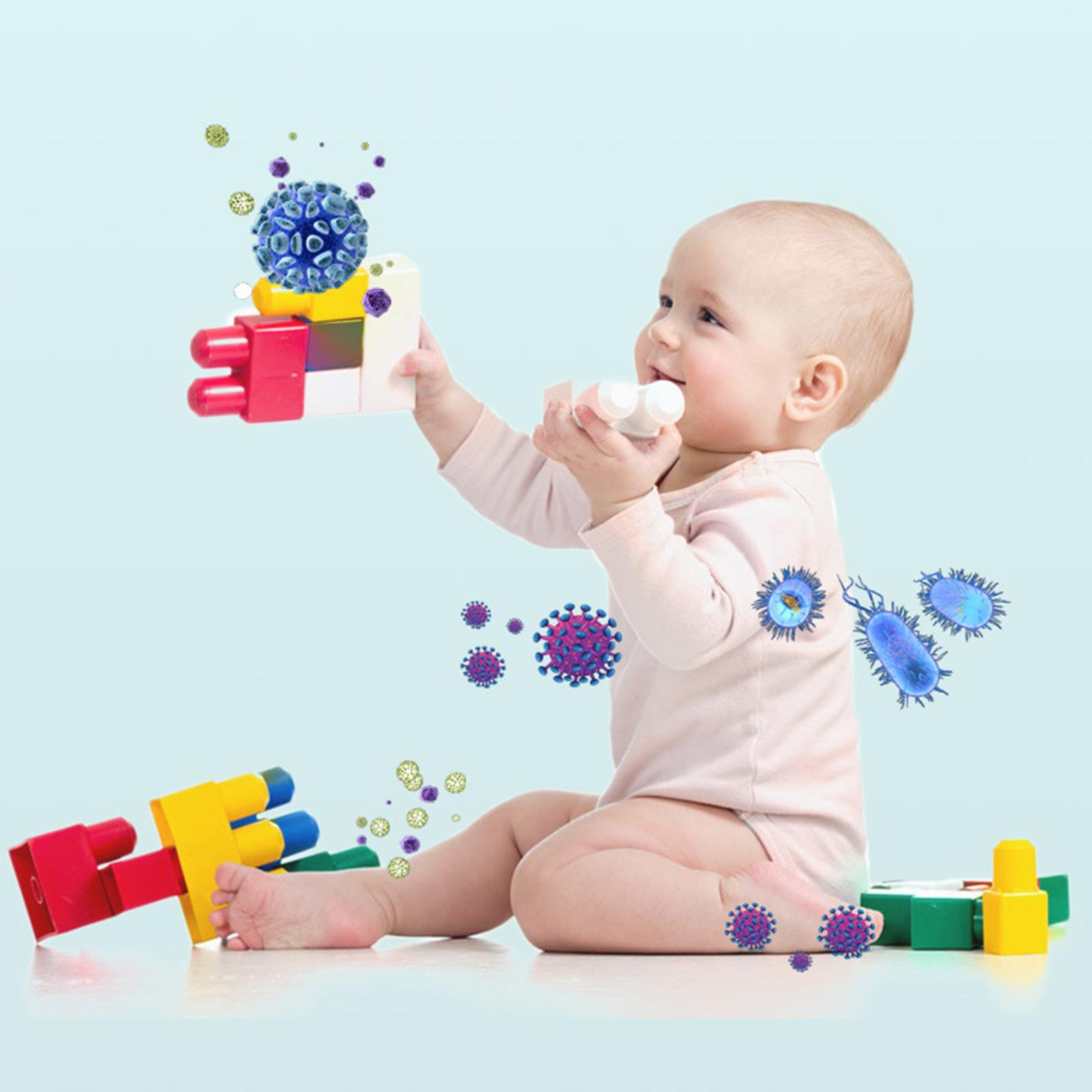 Ein Baby spielt mit Blöcken, mit animierten Viren und Keimen, die um die Szene schweben.