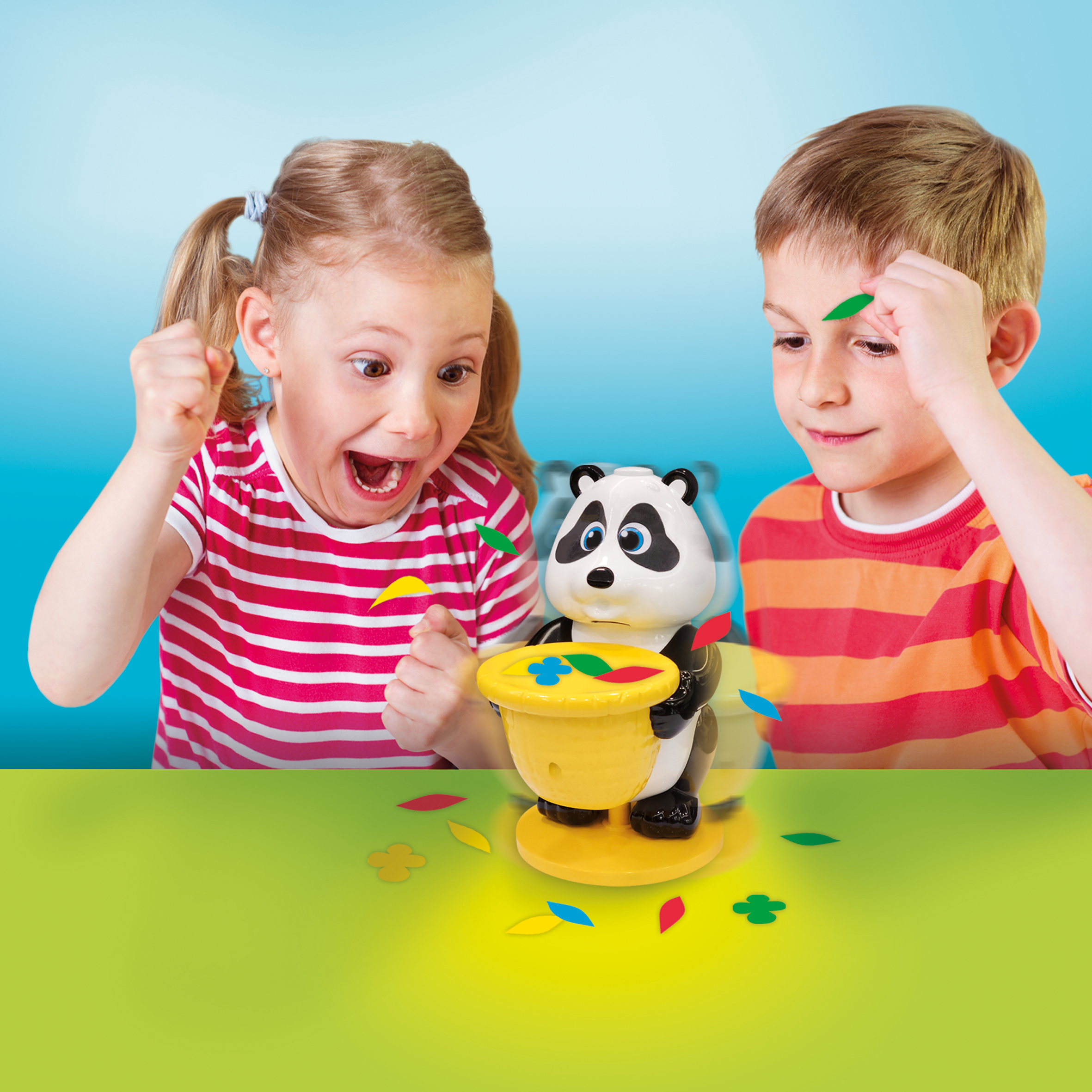 Due bambini che giocano con un giocattolo a forma di panda. Il panda è al centro del tavolo.