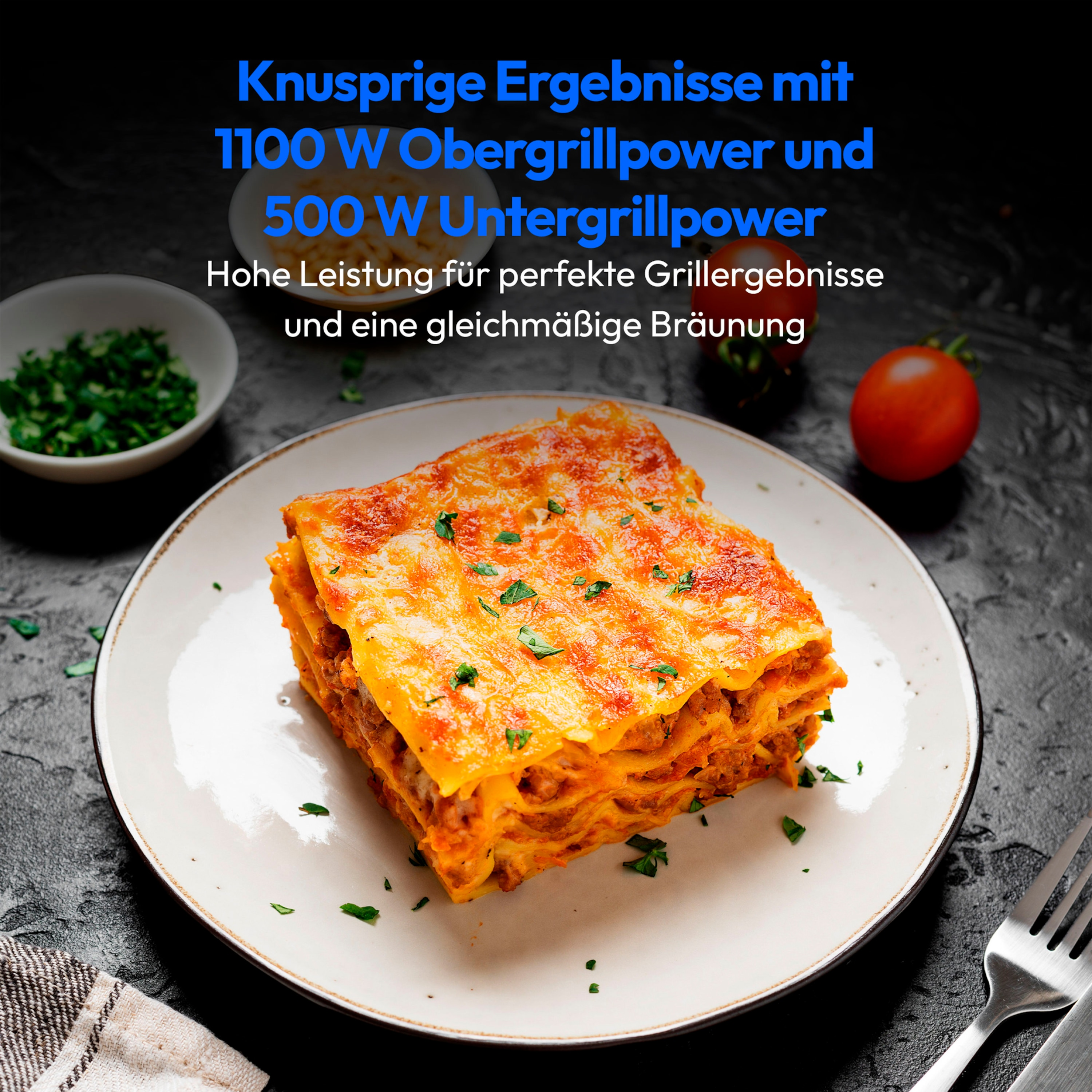 Lasagne auf einem weißen Teller. Frische Petersilie oben. Dunkler Steinhintergrund.