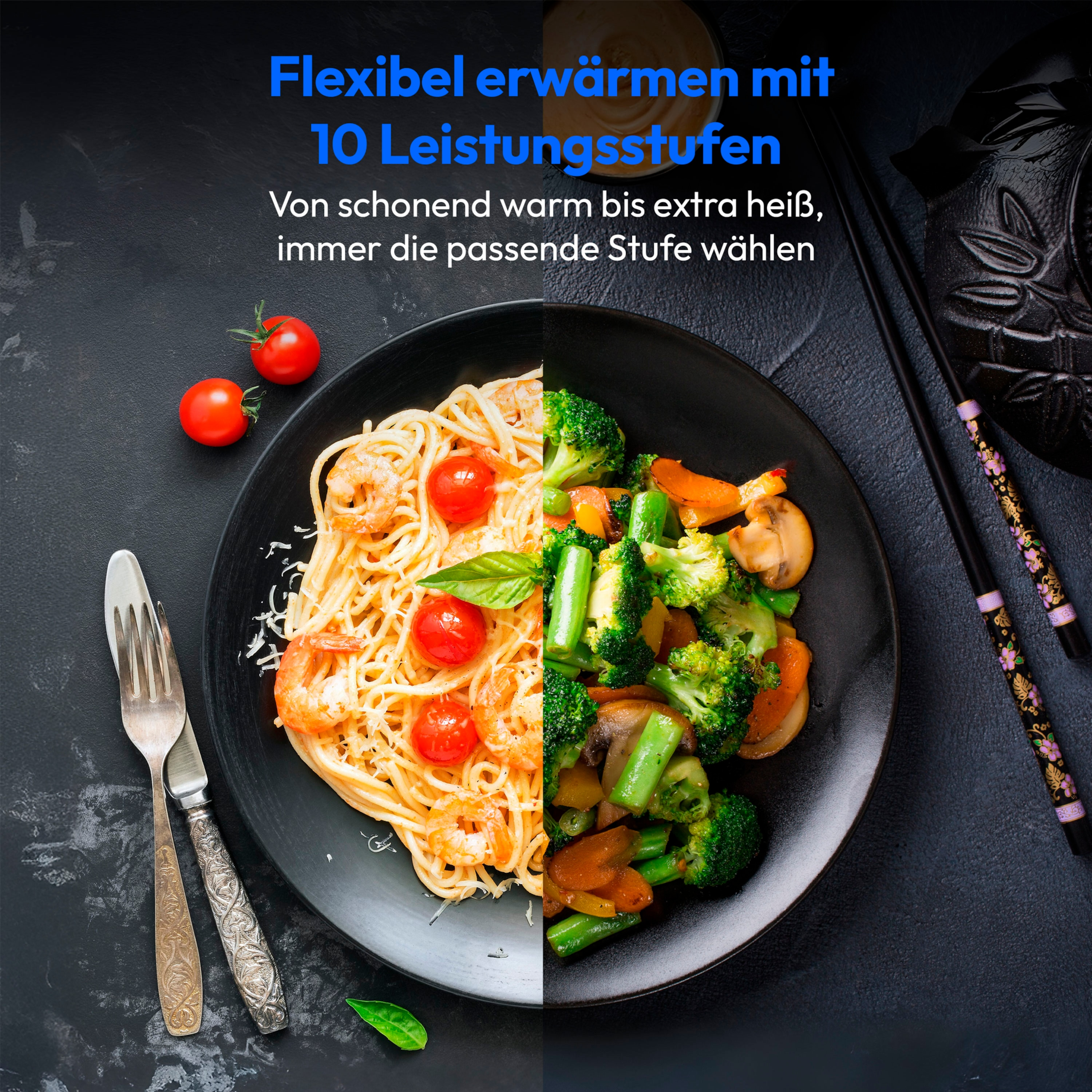 Teller mit Pasta und Gemüse. Essstäbchen, eine Gabel und ein Messer liegen daneben.