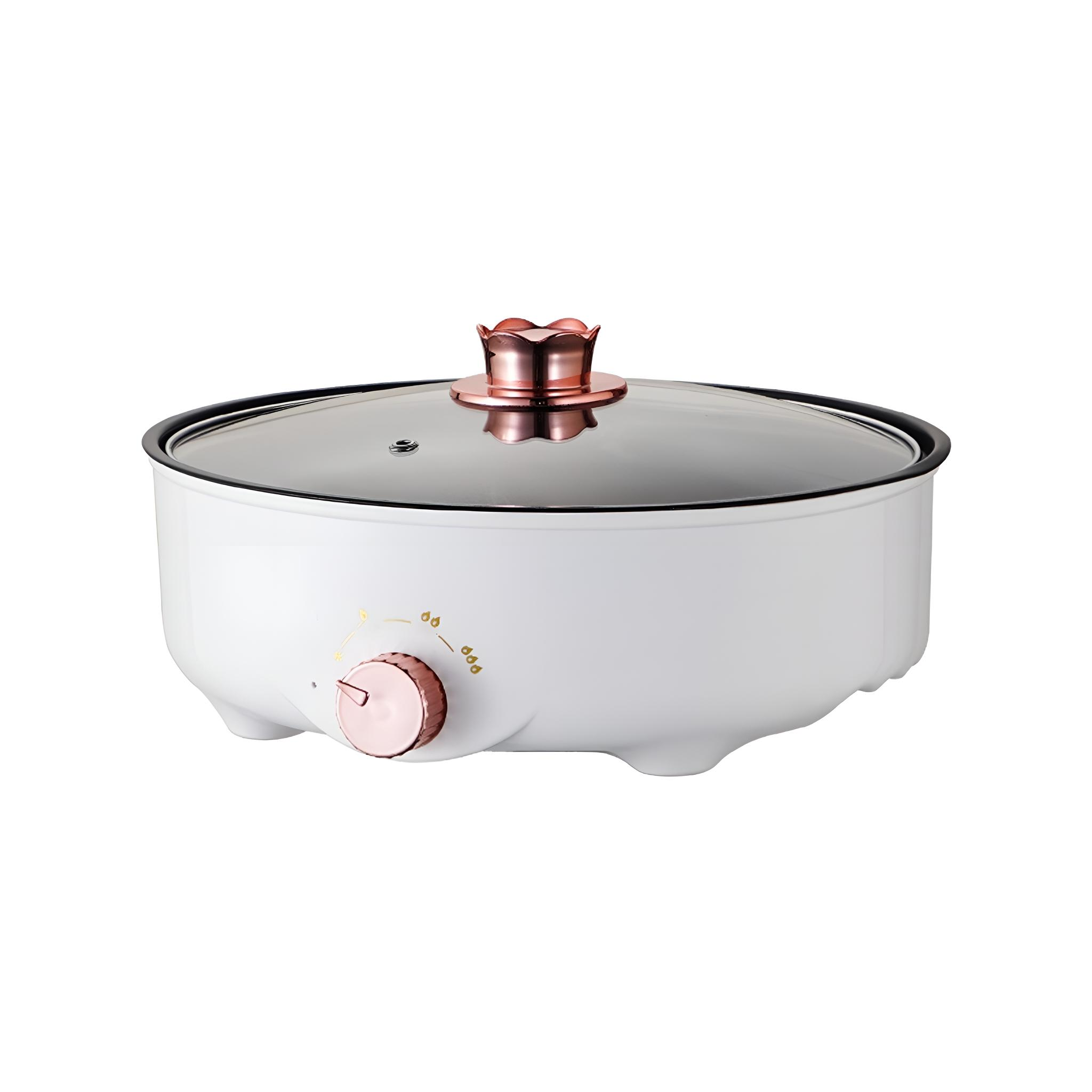 Weiß-schwarze elektrische Bratpfanne mit Glasdeckel und roségoldenen Akzenten. Weißer Hintergrund.