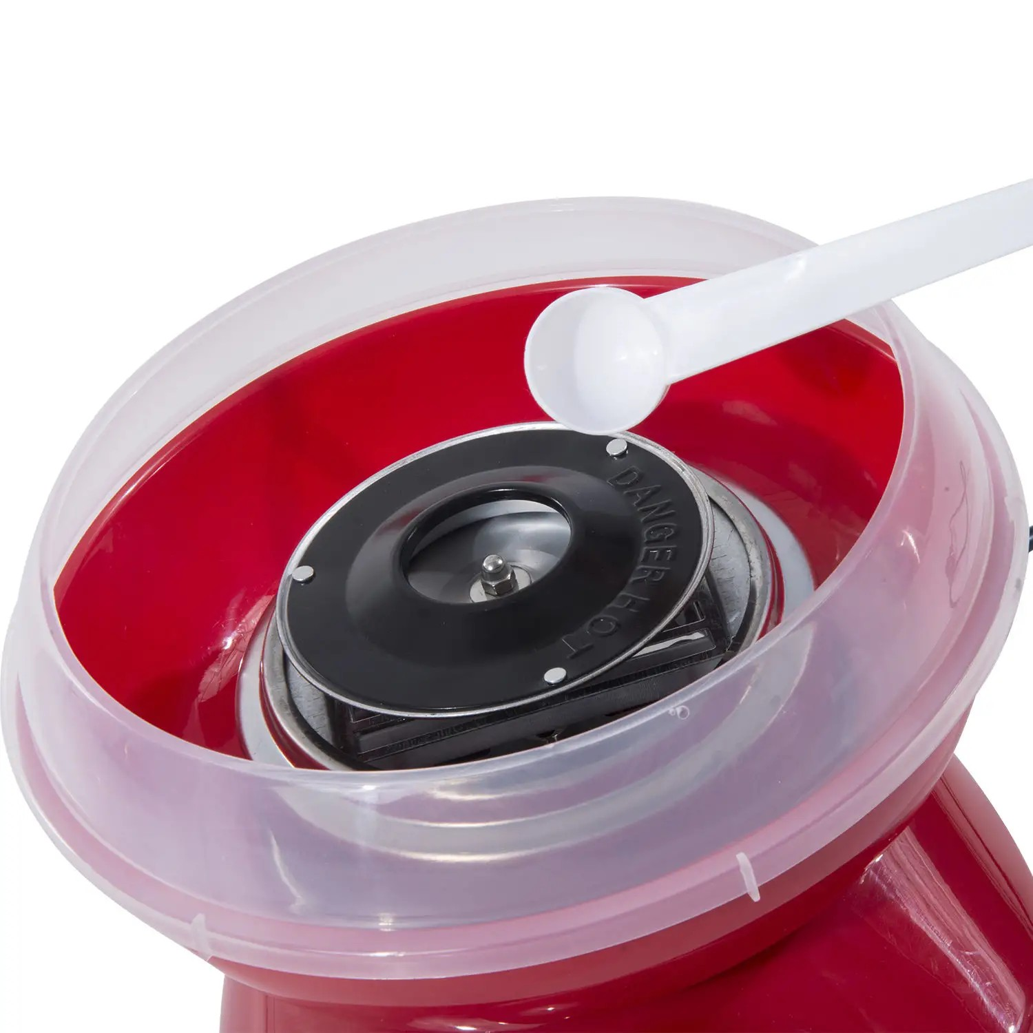 Rote Zuckerwattemaschine, Nahaufnahme. Ein weißer Löffel wird zum Hinzufügen von Zucker verwendet.