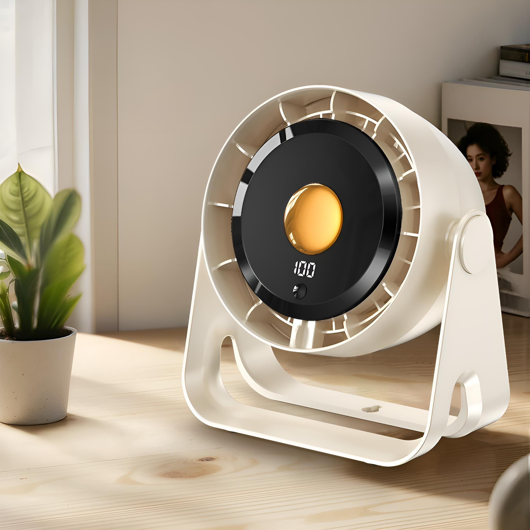 Weißer Ventilator mit schwarzem Display mit 100, auf einem Holzschreibtisch, mit Pflanze.