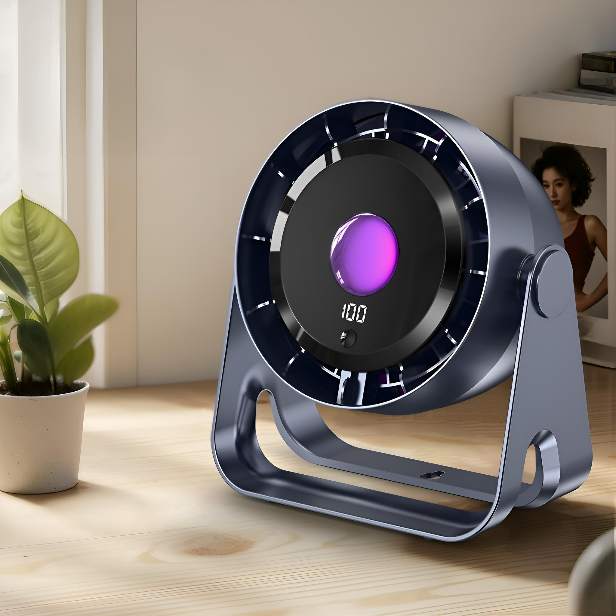 Blauer Ventilator mit schwarzem Display mit 100, auf einem Holzschreibtisch, mit Pflanze.