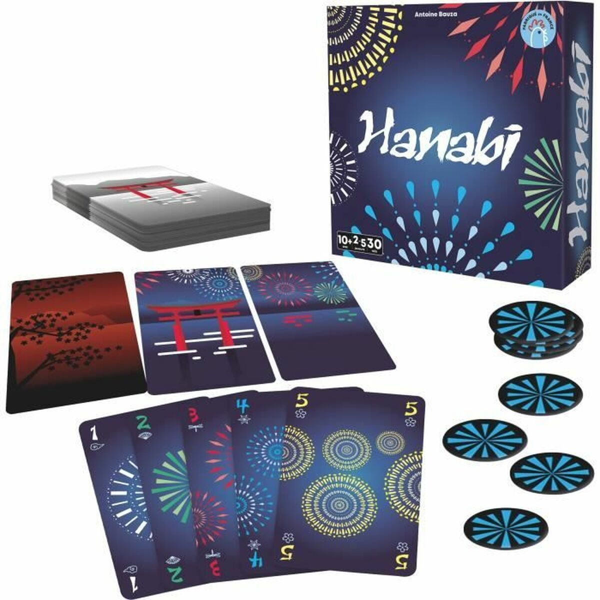 Hanabi Kartenspiel, Karten, Schachtel und Spielsteine. Karten zeigen Feuerwerk und Zahlen.