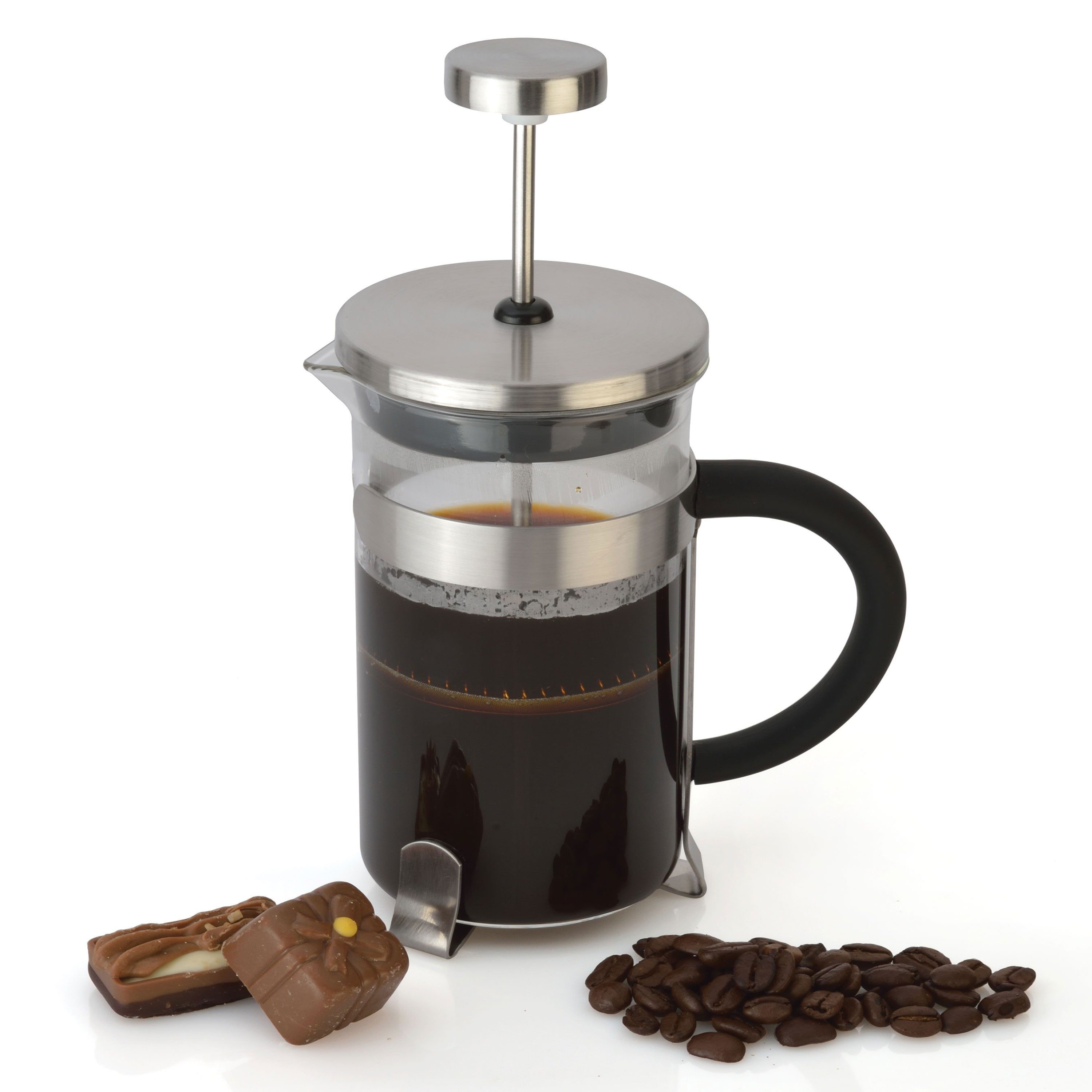 French press z kawą i czekoladowymi cukierkami. Białe tło.