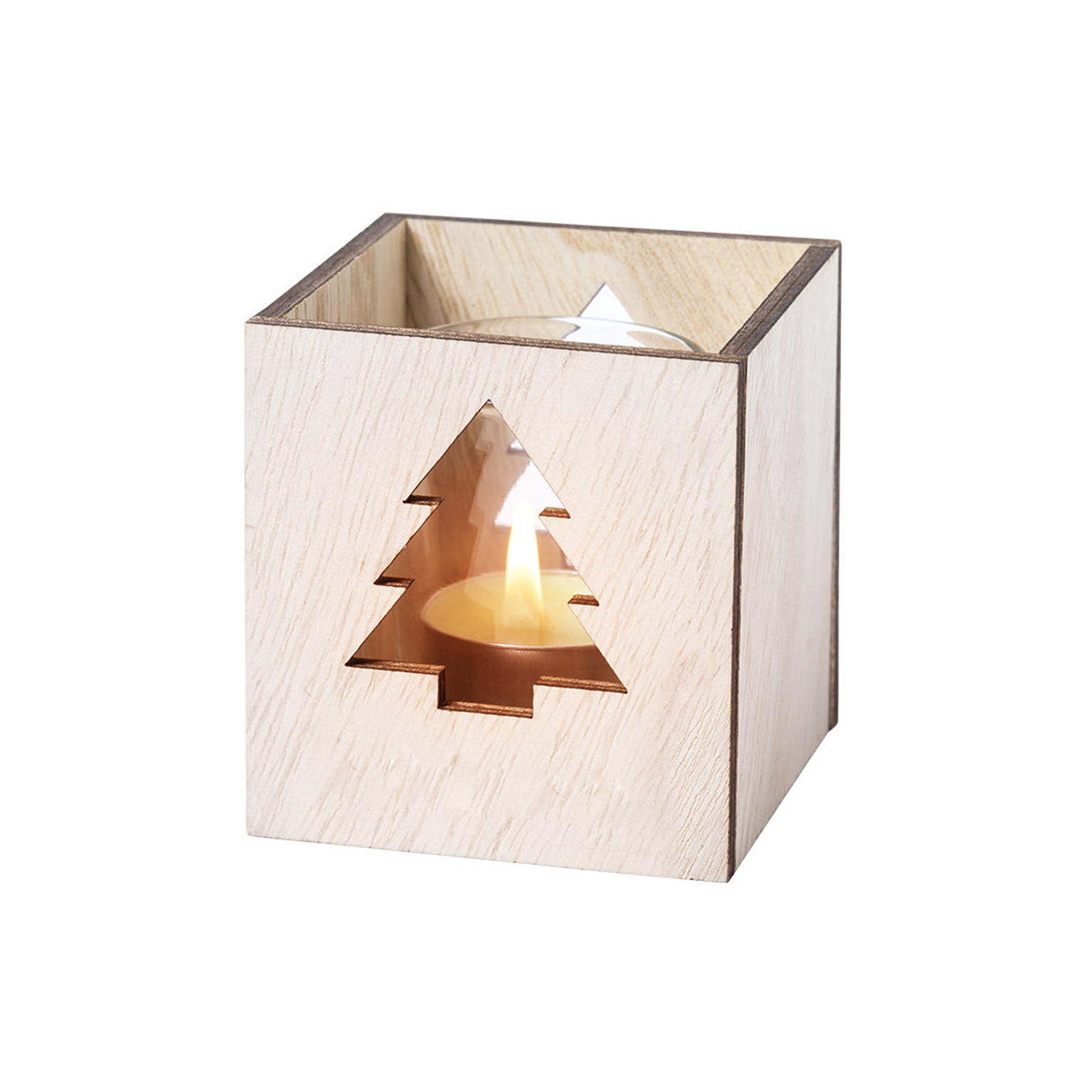 Holzkerzenhalter mit Baum-Ausschnitt. Eine brennende Kerze innen, die ein warmes Licht wirft.