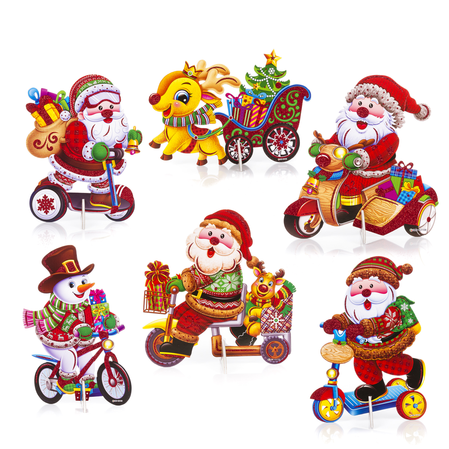 Weihnachtsfiguren auf verschiedenen Fahrzeugen. Weihnachtsmann, Schneemann und Rentier. Helle Farben, weißer Hintergrund.