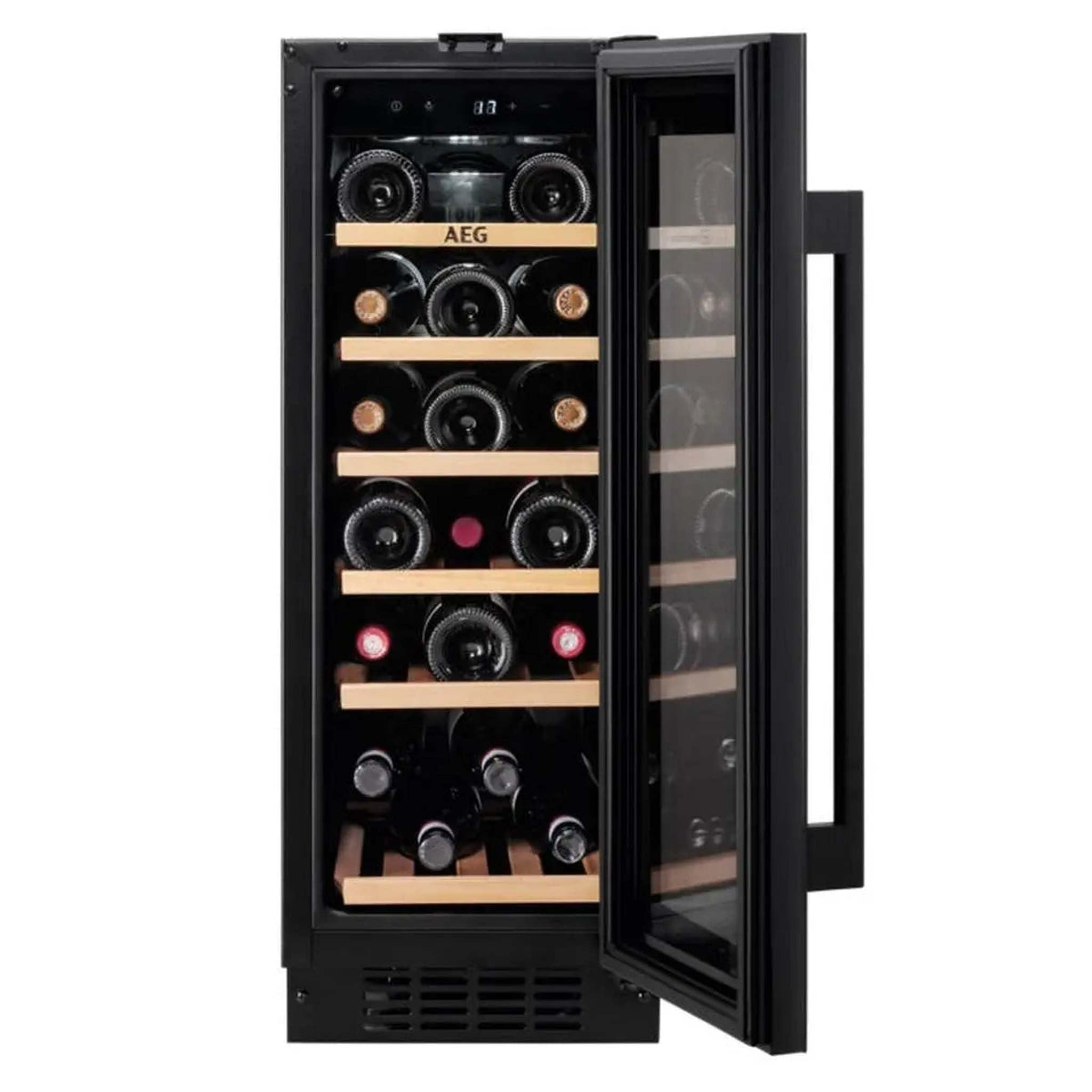 Enfriador de vino con puerta abierta, mostrando botellas en estantes de madera.