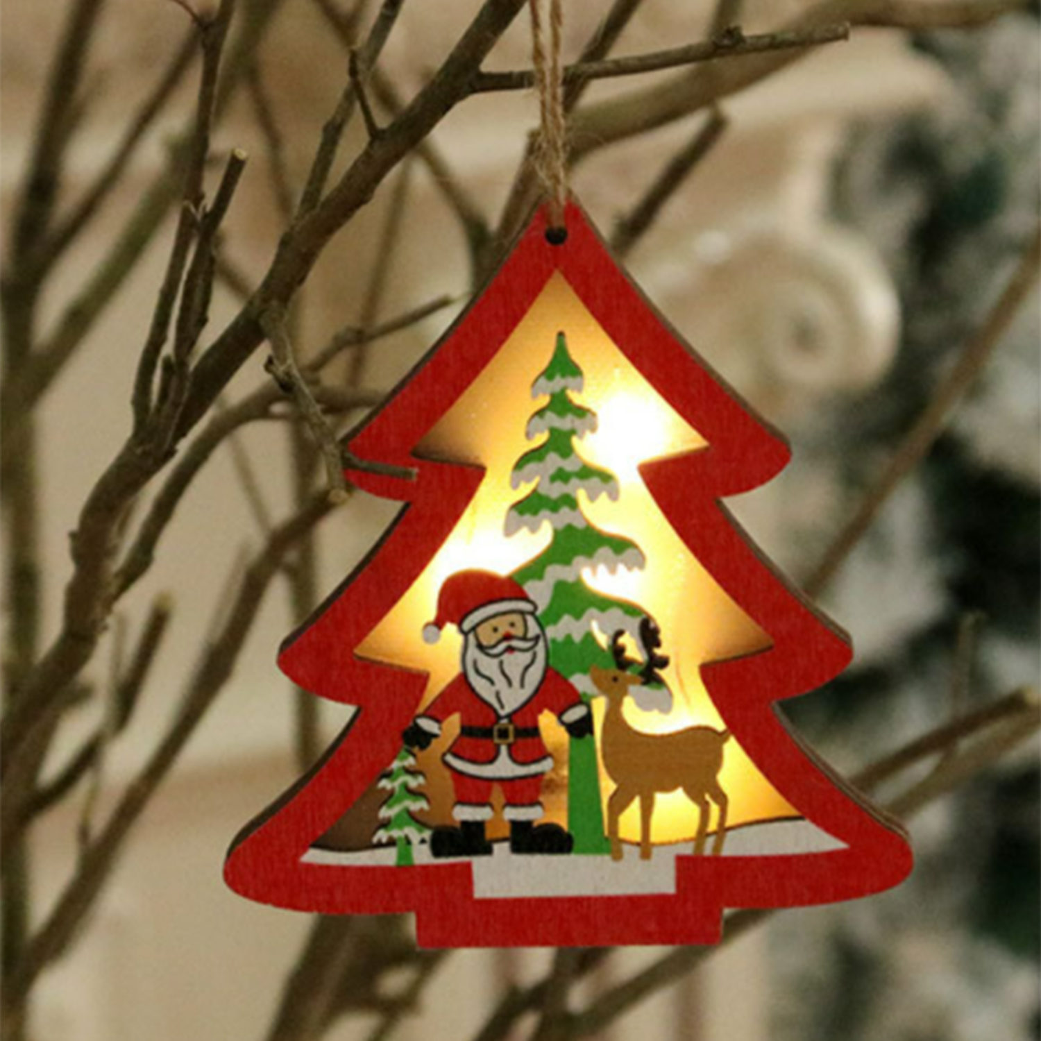 Addobbo per l'albero di Natale con Babbo Natale. Rosso e verde, interno illuminato. Appaiono anche renne e alberi.