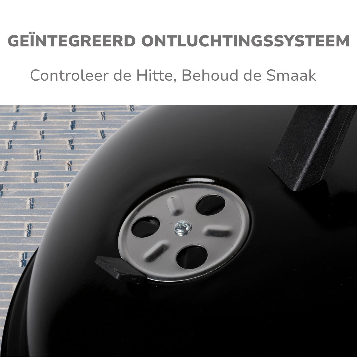 Close-up van een zwarte grill met tekst over een geïntegreerd ventilatiesysteem.