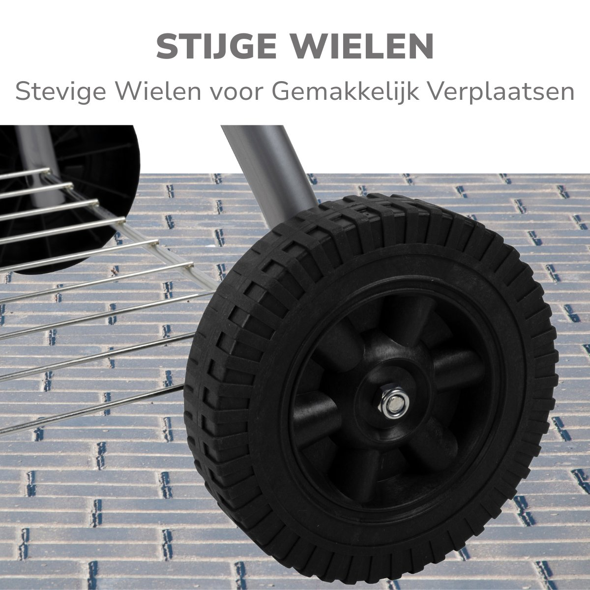 Close-up van een zwart bandenwiel op een grijze grill. De band heeft blauwe accenten en staat op een bakstenen oppervlak.