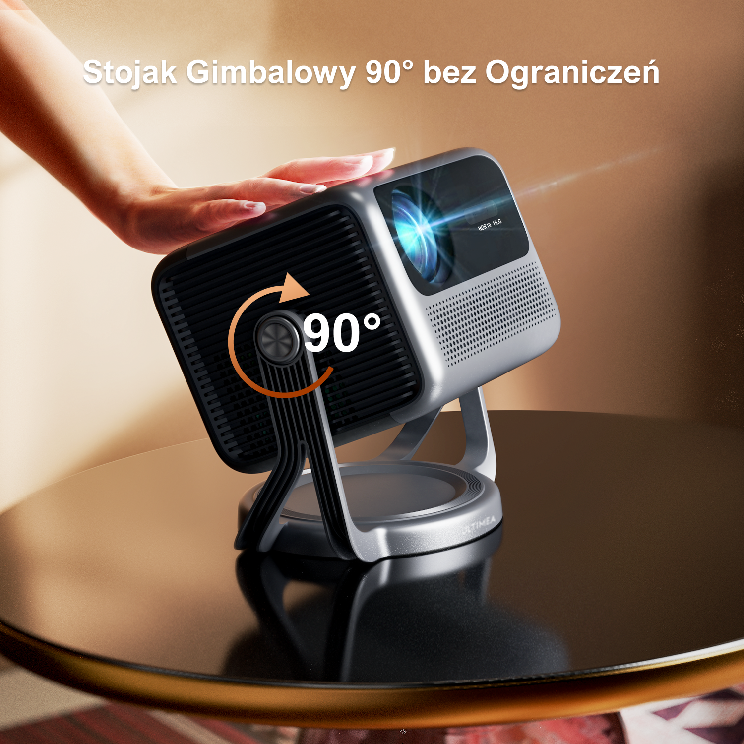 Dłoń regulująca projektor na statywie. Projektor jest szary, a tło rozmyte.