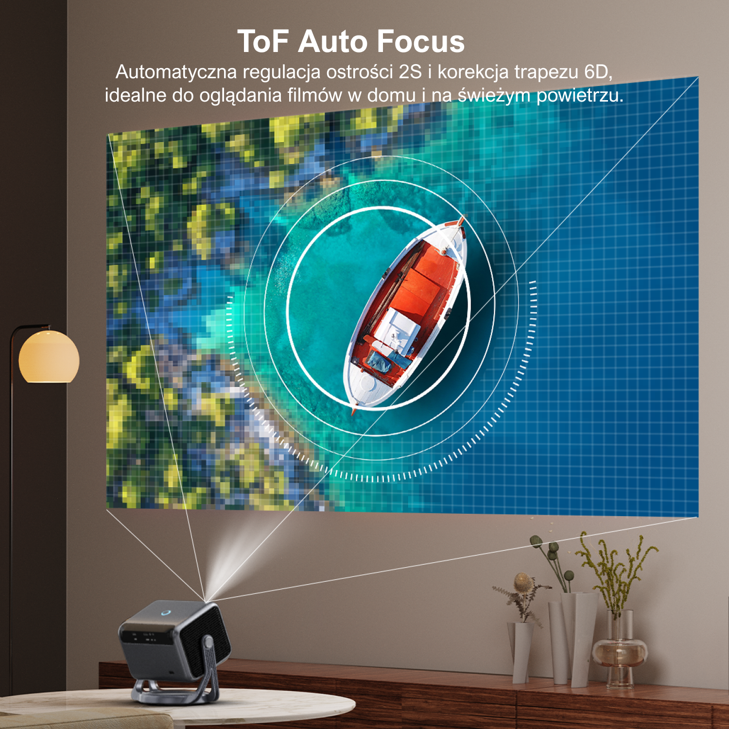 Projektor pokazuje łódź na wodzie. Projektor stoi na stole.