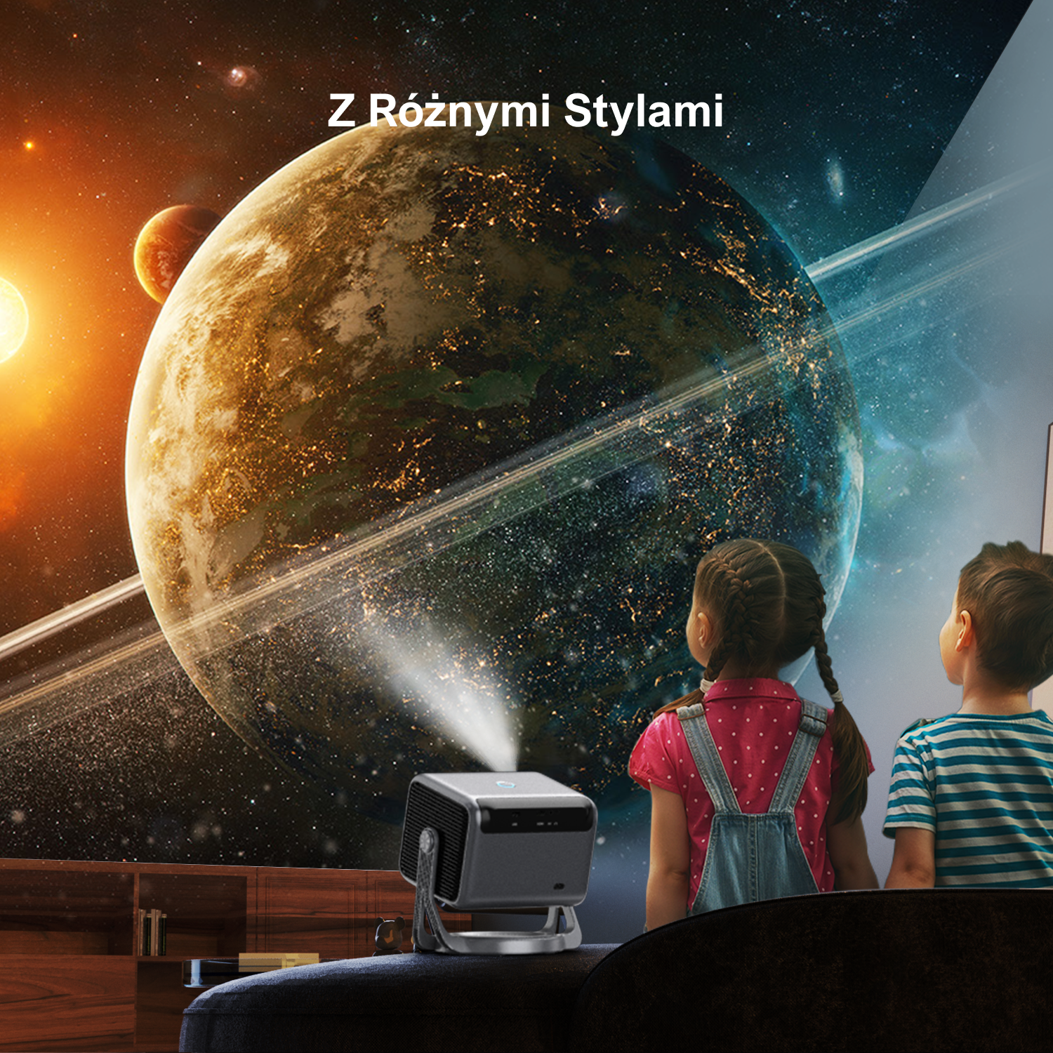 Dwoje dzieci ogląda wyświetlany obraz planet i gwiazd. Projektor stoi na ciemnej kanapie.