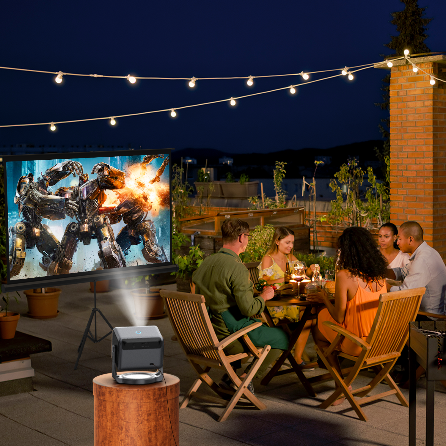 Een groep mensen geniet van een geprojecteerde scène op een terras. De projector staat.