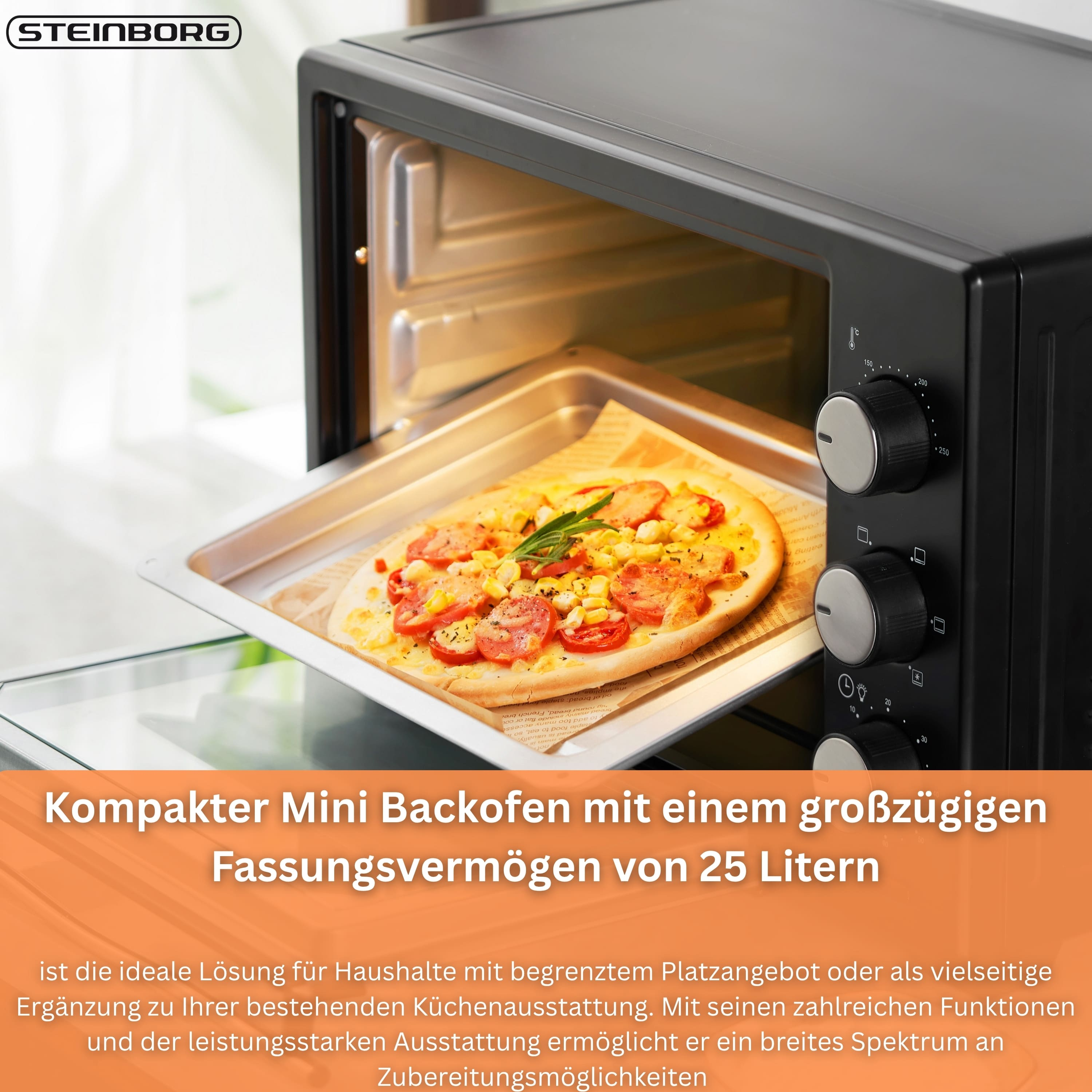Schwarzer Mini-Backofen mit Pizza. Es gibt ein Tablett mit Pizza. Die Backofentür ist offen.