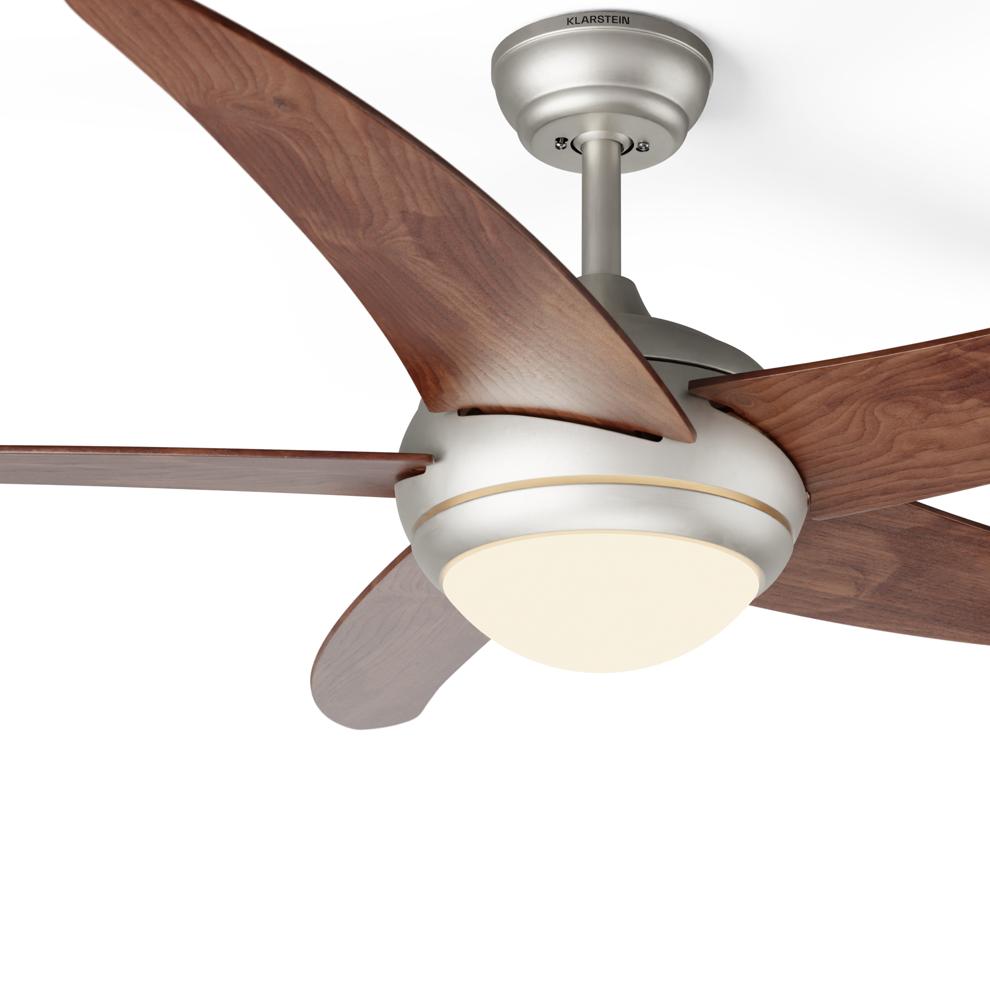 Dettaglio del ventilatore da soffitto. Pale in legno scuro, base argentata e luce. Sfondo bianco.
