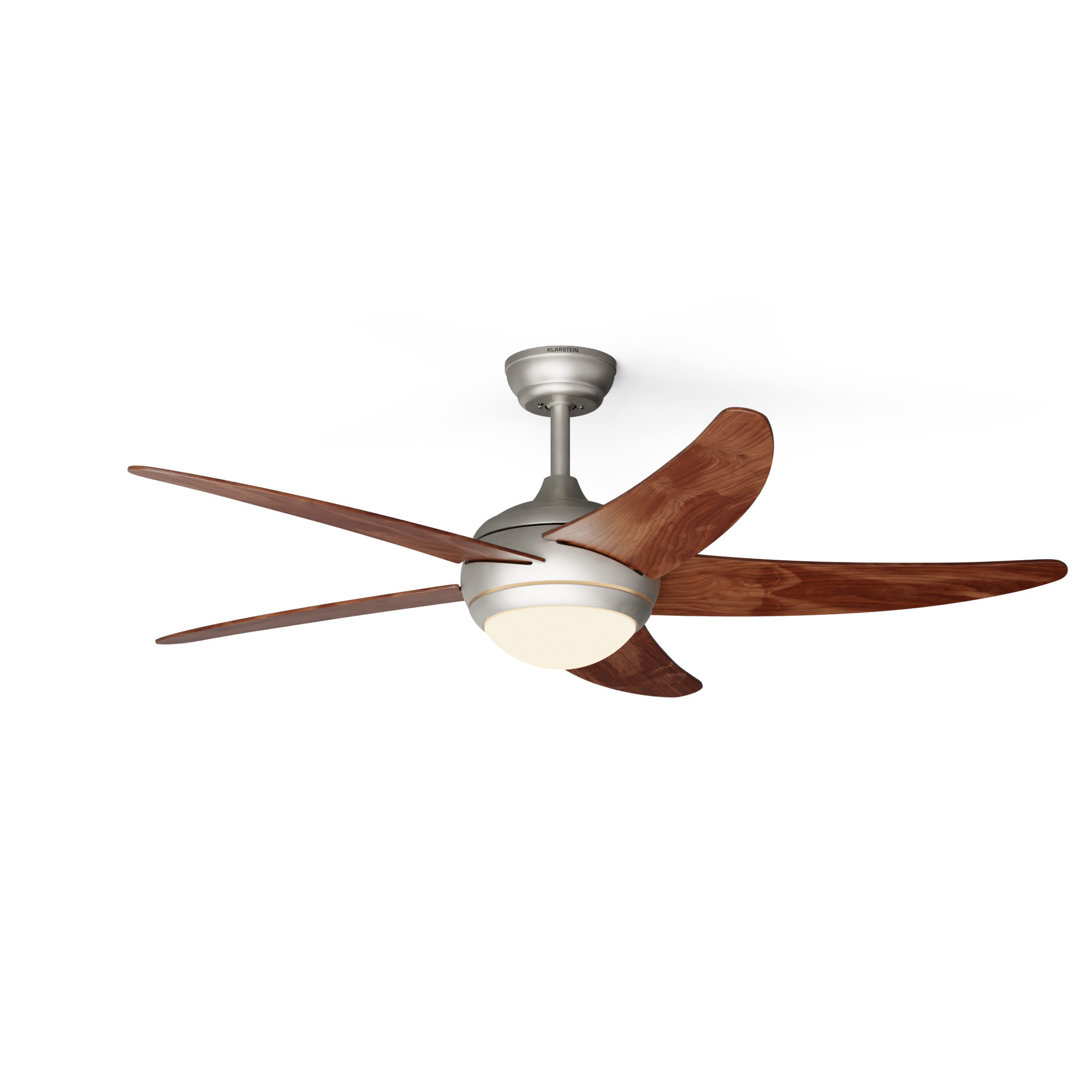Ventilatore da soffitto con luce. Cinque pale in legno scuro, base argentata e luce. Sfondo bianco.