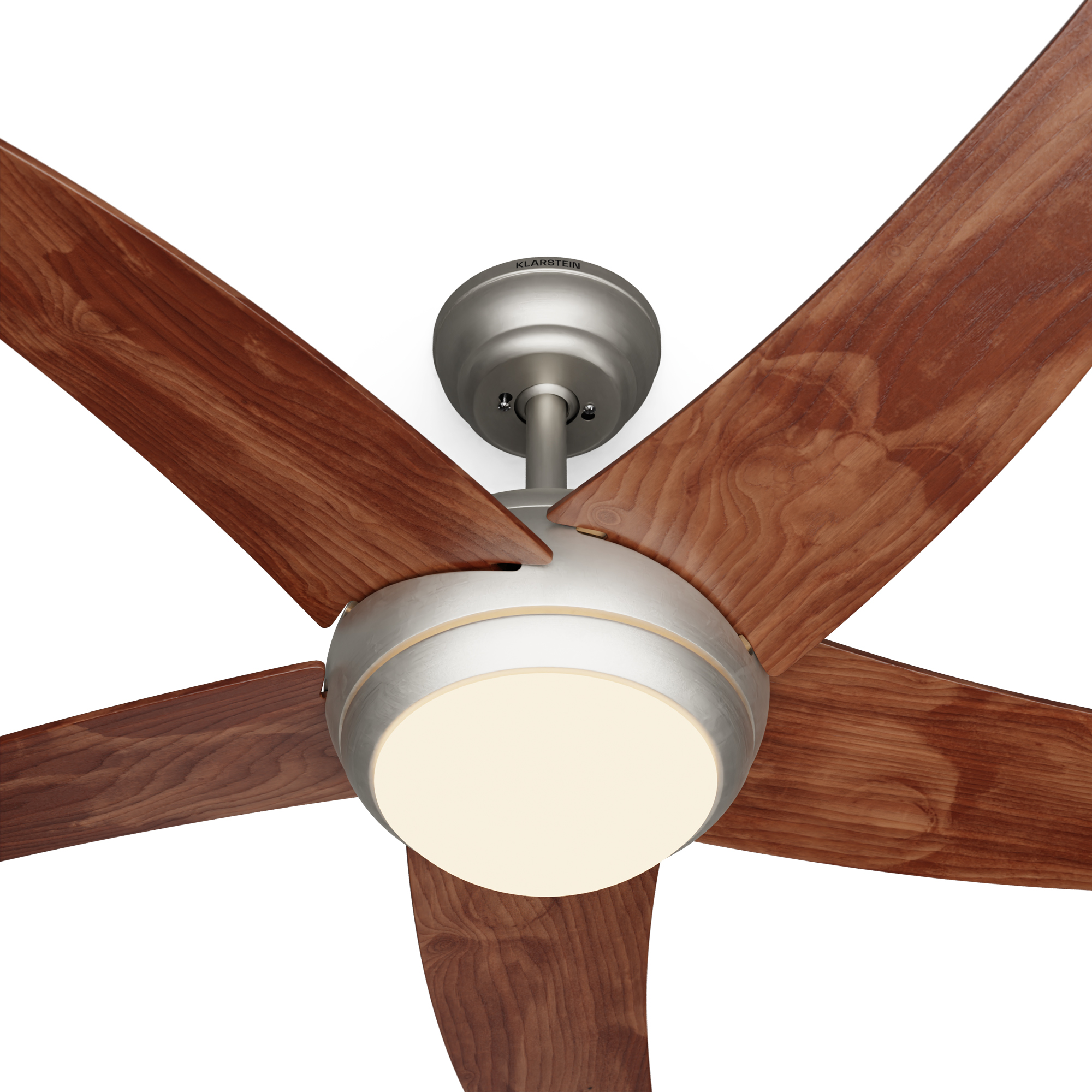 Primo piano del ventilatore da soffitto. Cinque pale in legno scuro, base argentata e luce. Sfondo bianco.