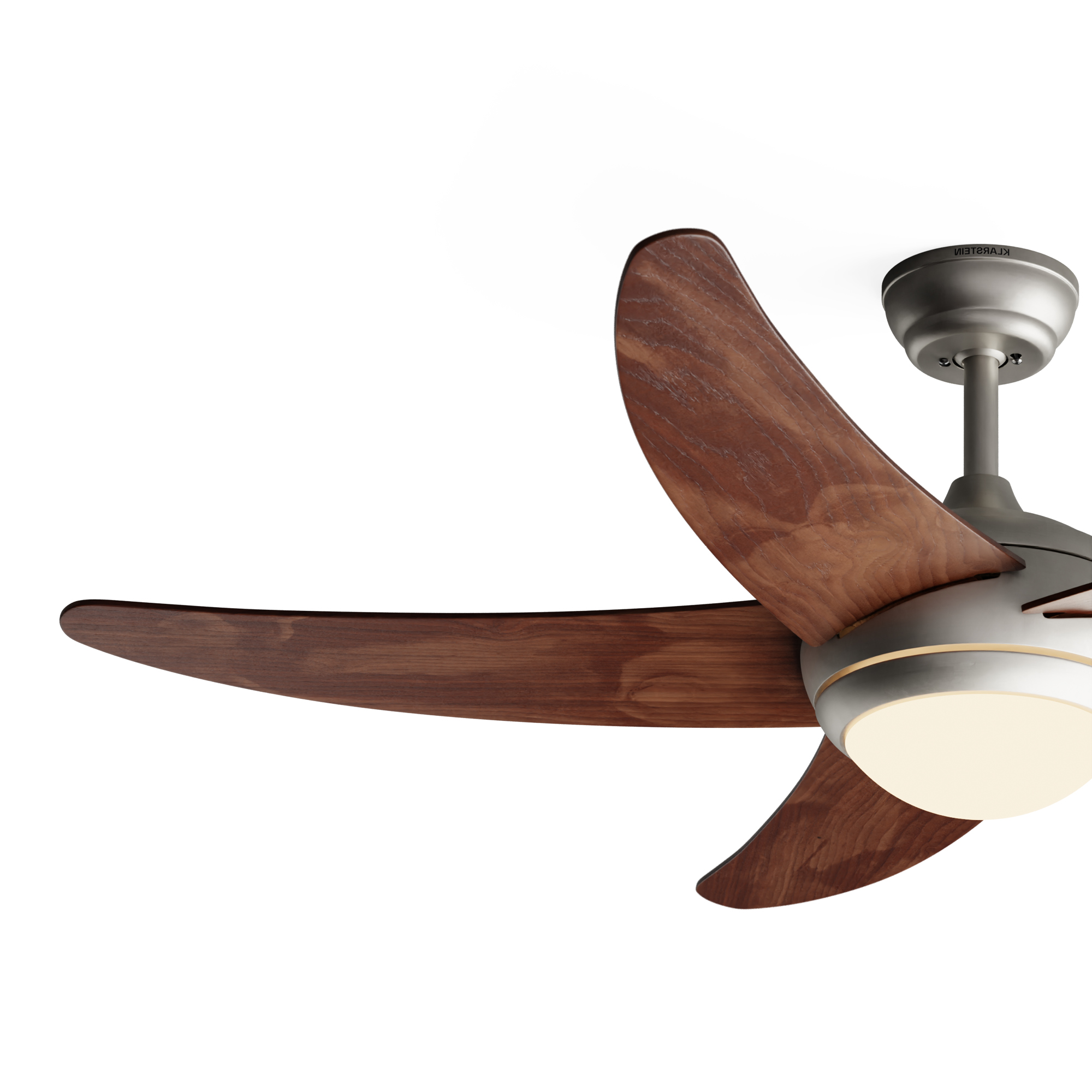 Dettaglio del ventilatore da soffitto. Pale in legno scuro, base argentata e luce. Sfondo bianco.