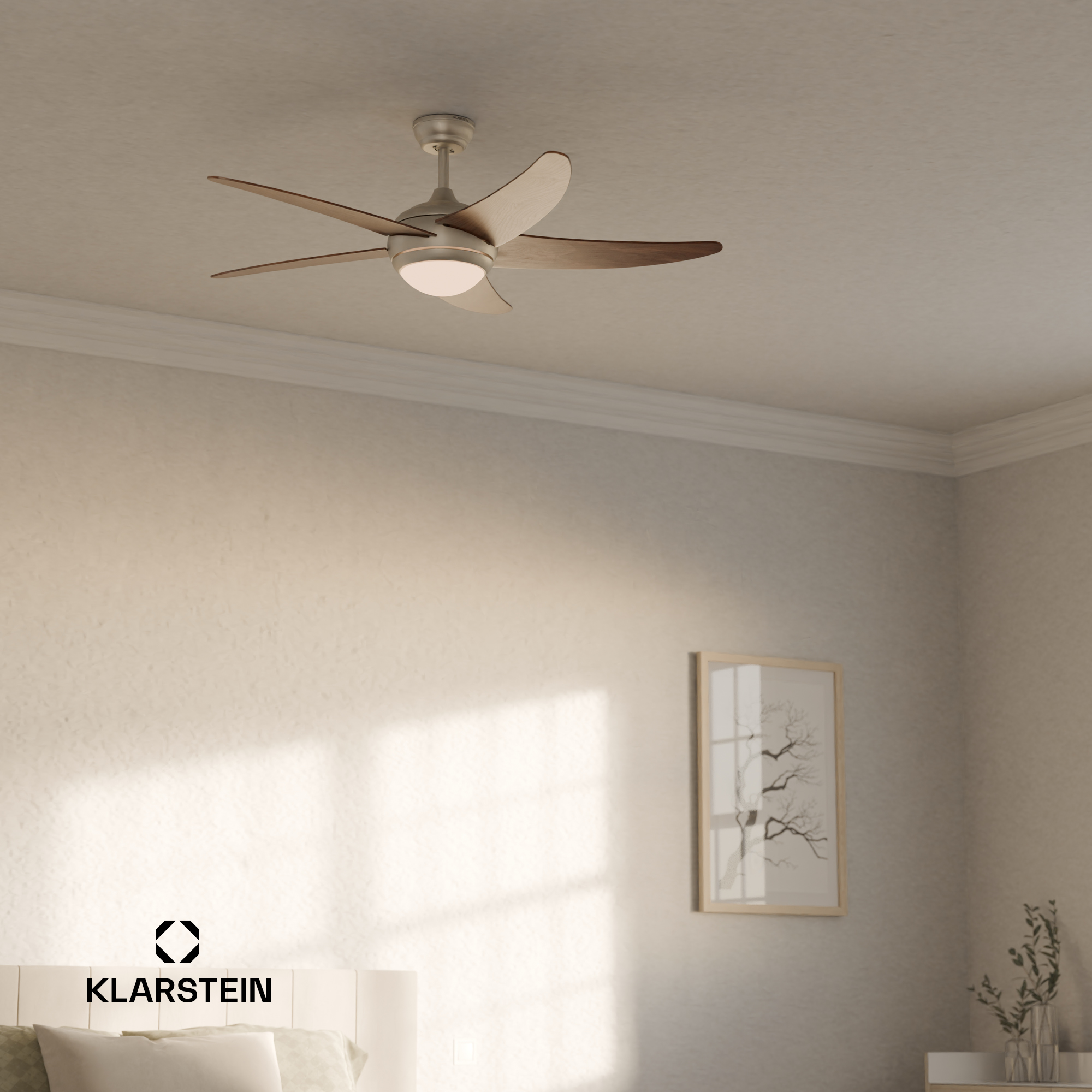 Ventilatore da soffitto con pale in legno, lampada in una stanza con decorazioni murali e cornice.