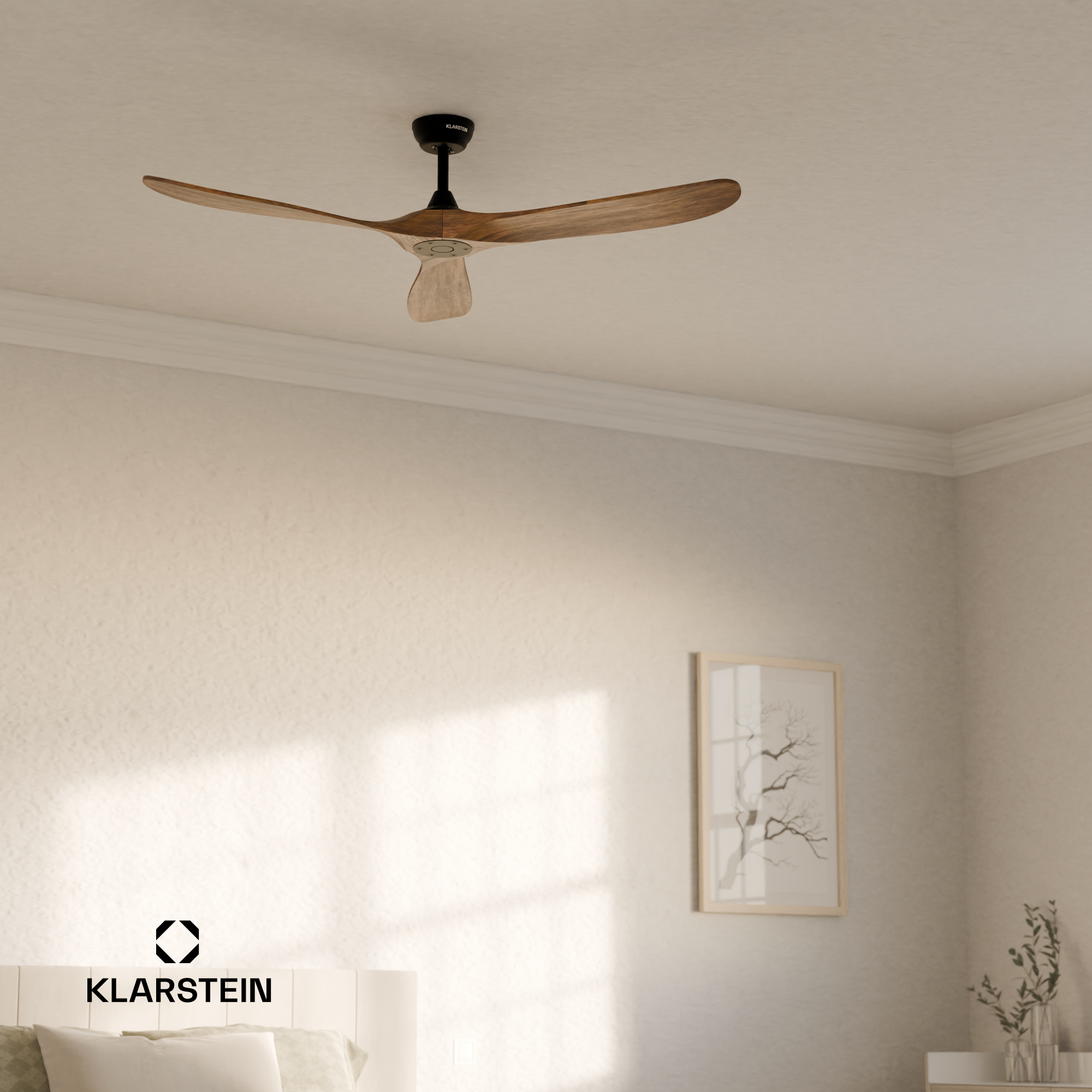 Ventilatore da soffitto in una stanza con un dipinto, parete beige e soffitto bianco.