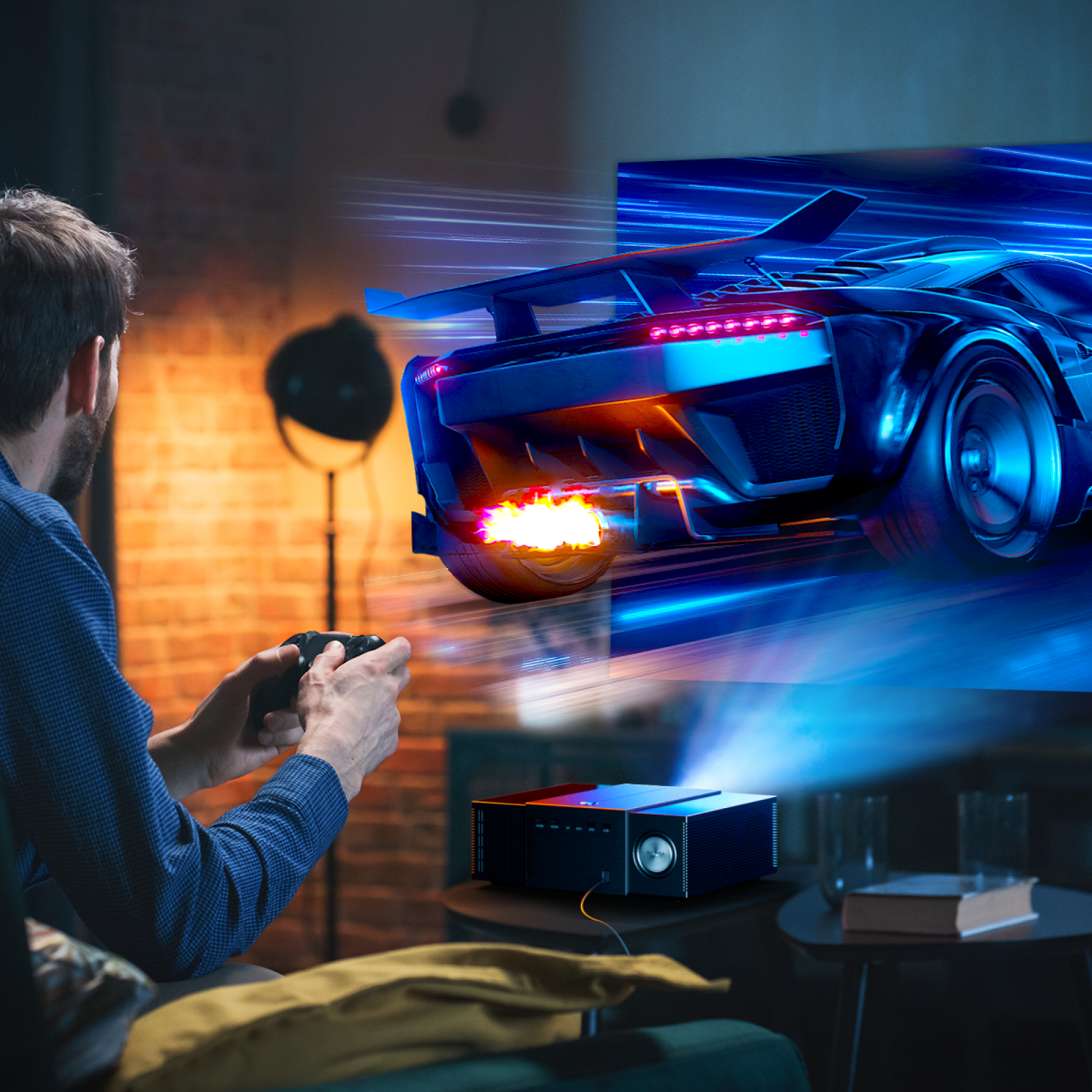 Una persona jugando un videojuego con un mando, un juego de carreras de coches proyectado en la pared.