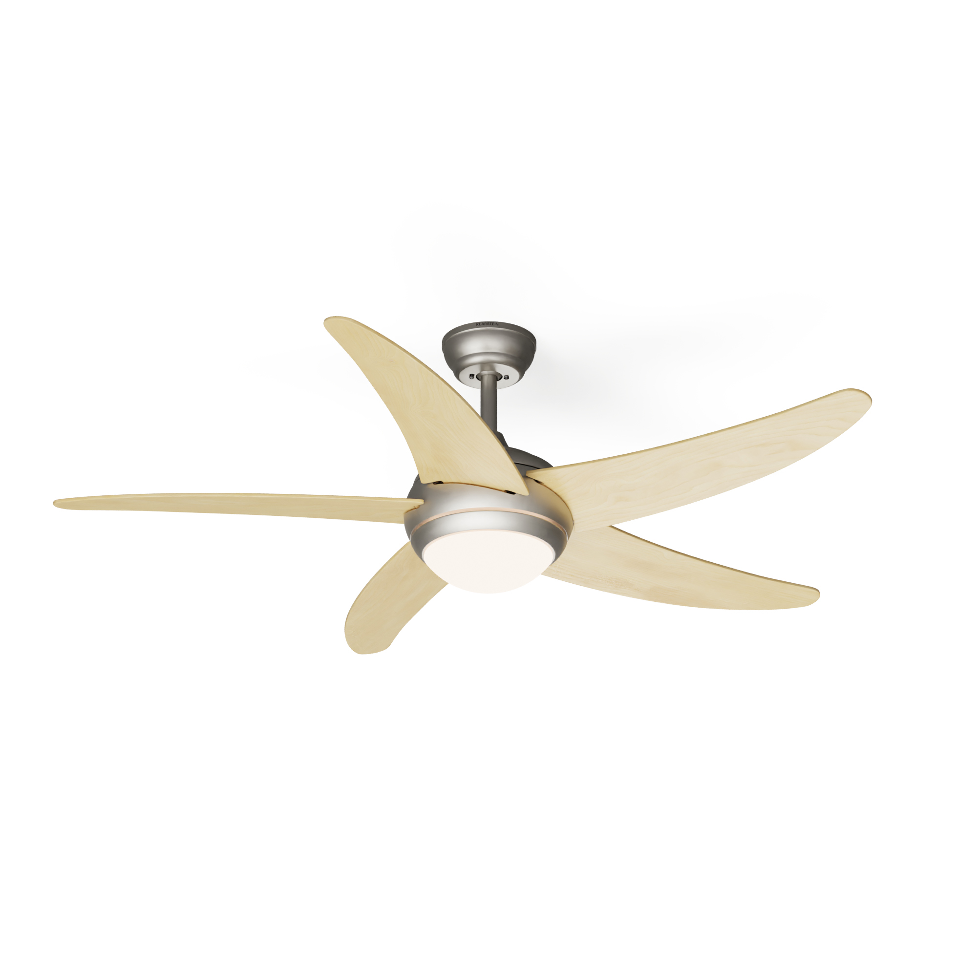 Ventilatore da soffitto con cinque pale in legno chiaro e alloggiamento motore argentato. Sfondo bianco.