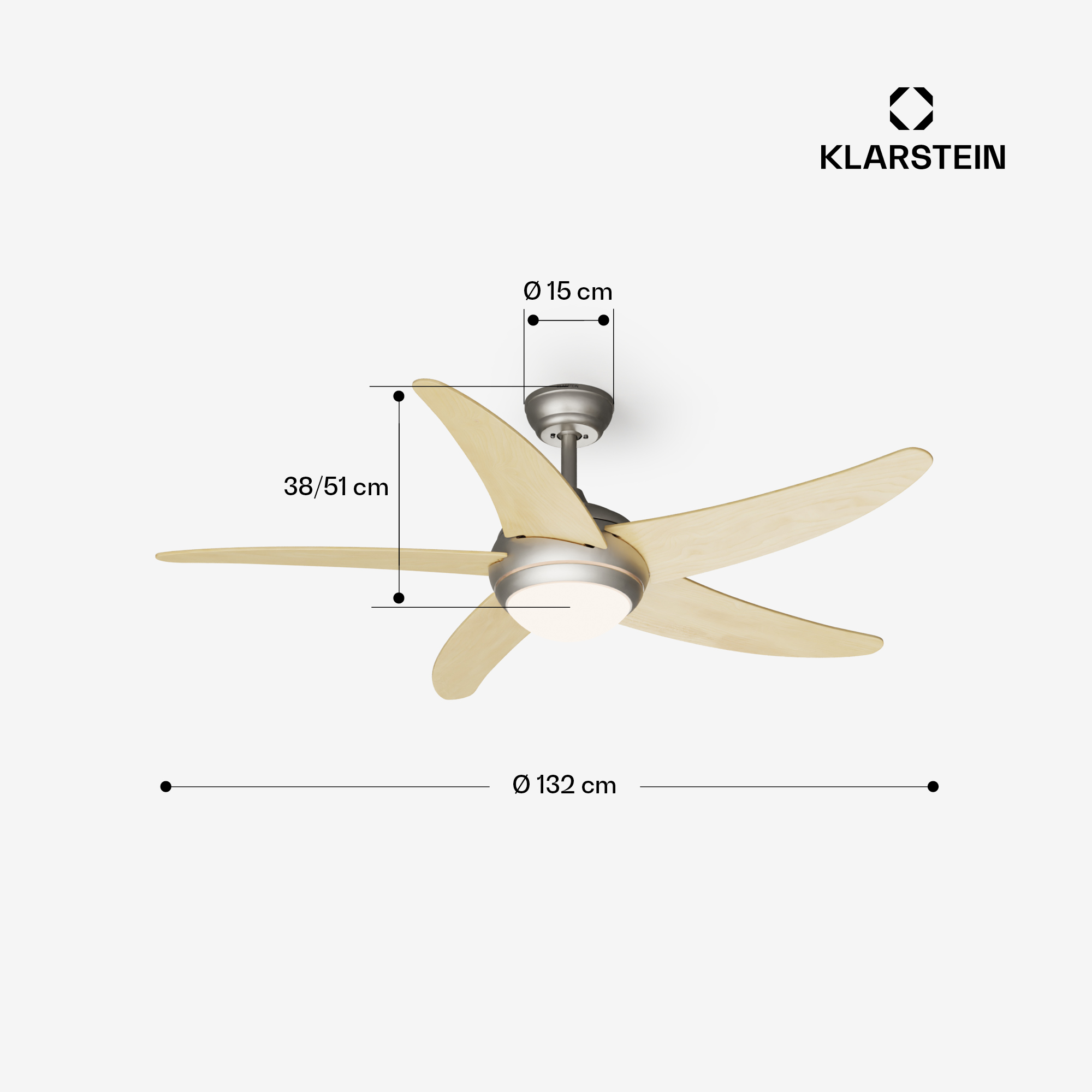 Ventilatore da soffitto con dimensioni. Cinque pale in legno chiaro, alloggiamento motore argentato. Sfondo bianco.