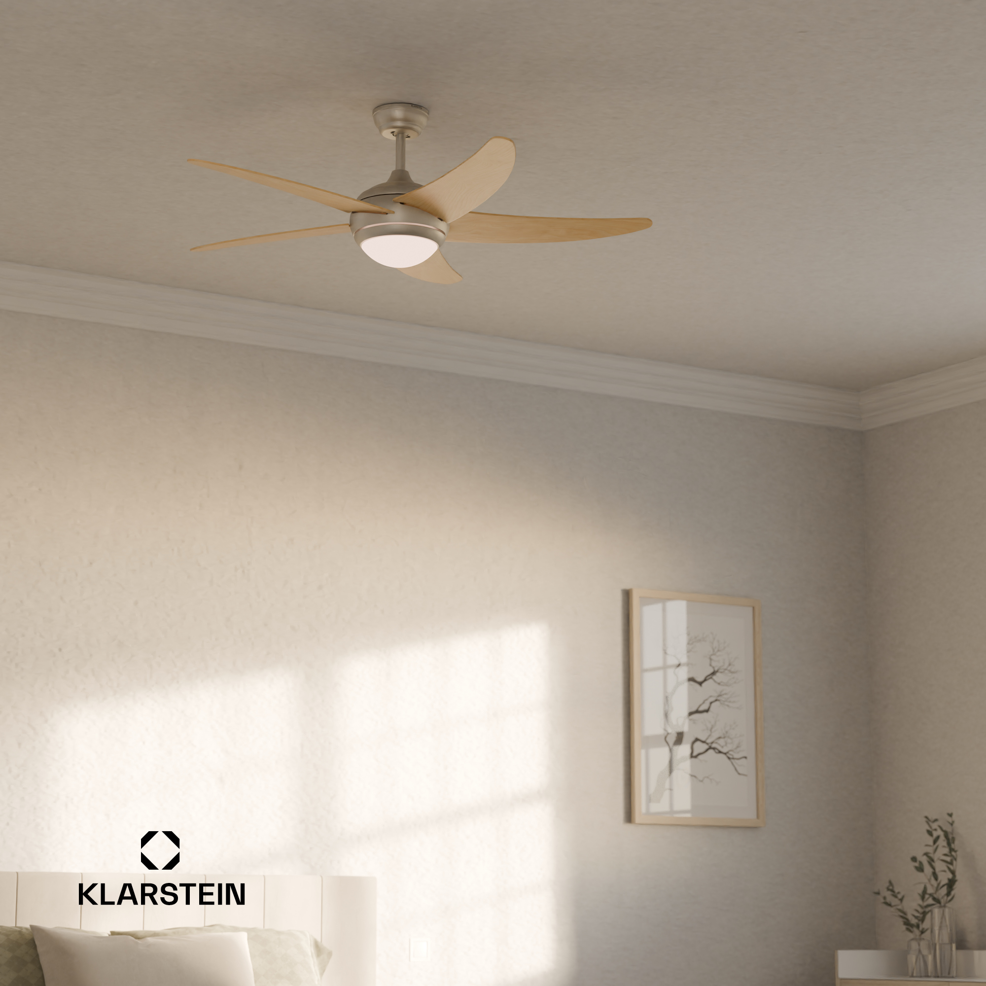 Ventilatore da soffitto in una stanza. Pale in legno chiaro, alloggiamento motore argentato. Muri beige, arte sul muro.