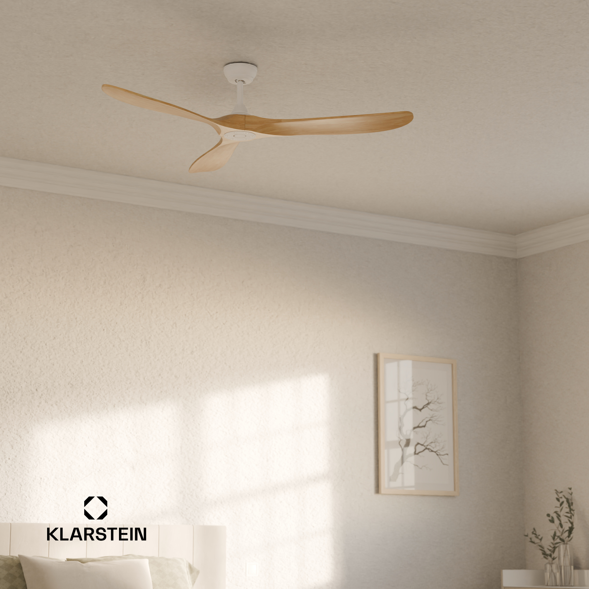 Ventilatore da soffitto con pale in legno. Soffitto bianco, muro beige e cornice sullo sfondo.