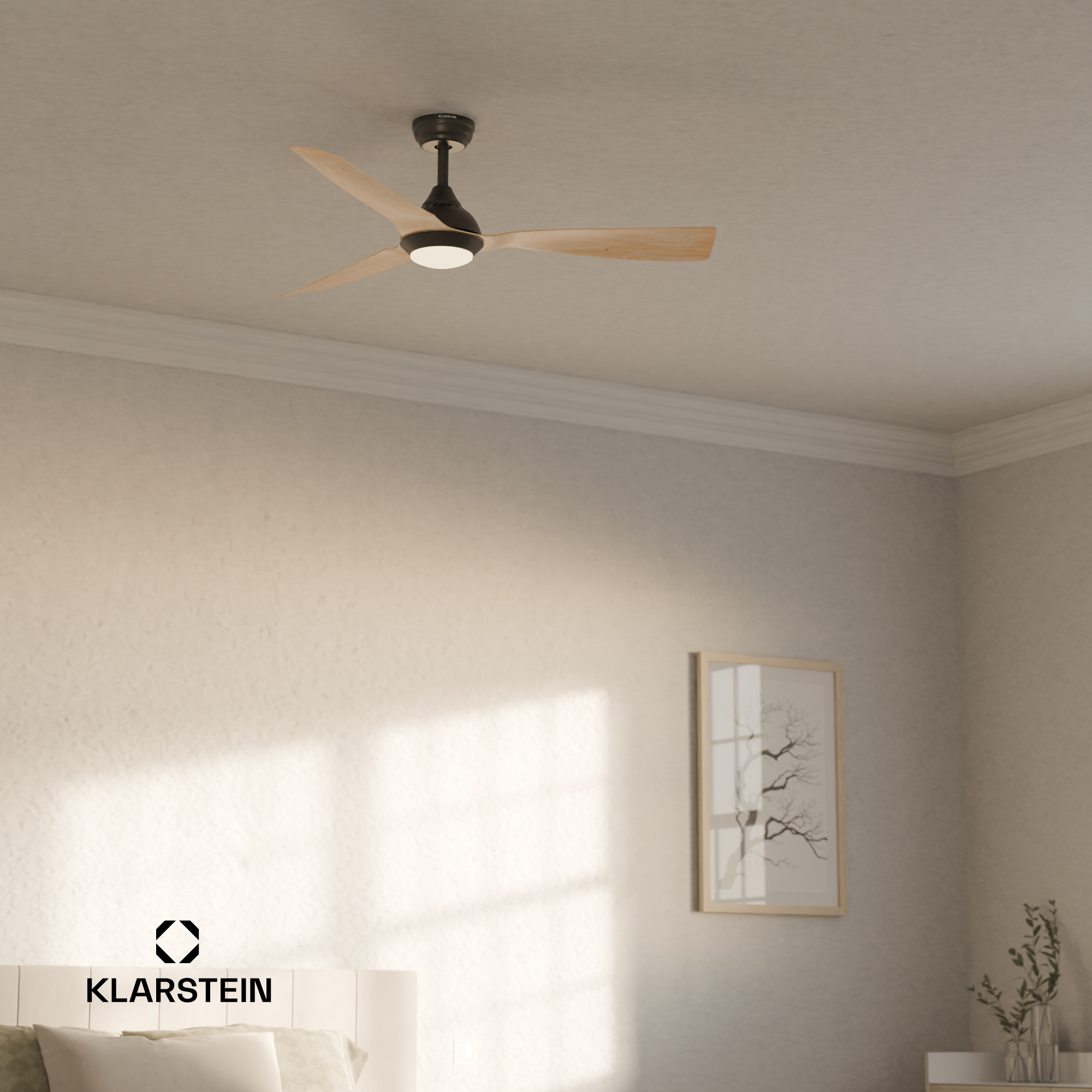 Deckenventilator in einem Raum mit beiger Wand, Bild und Bettrahmen.