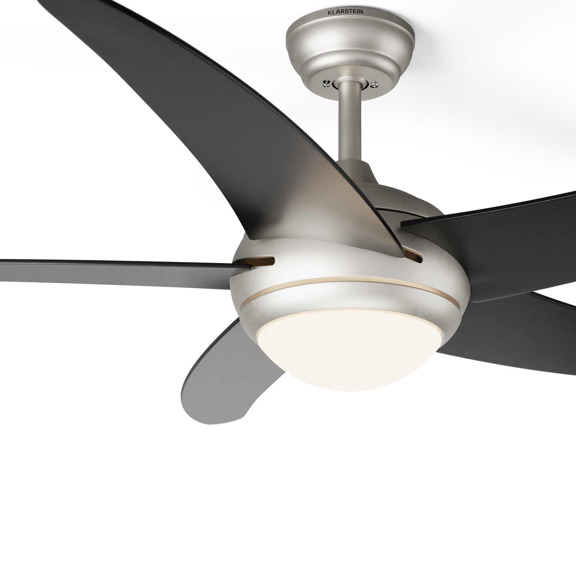 Primo piano di un ventilatore da soffitto con pale nere e luce bianca su sfondo bianco.