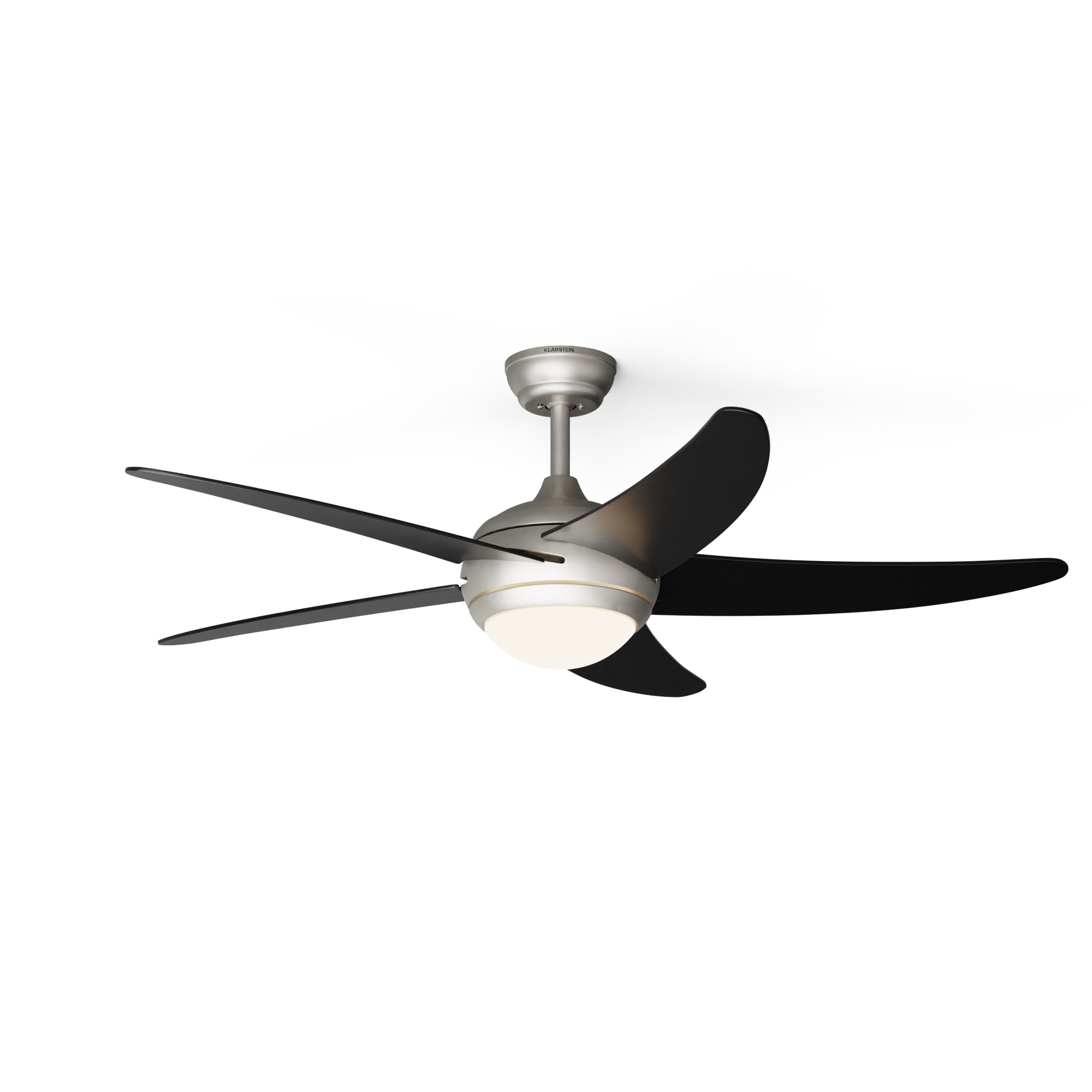 Ventilatore da soffitto con pale nere e luce su sfondo bianco, vista dall'alto.
