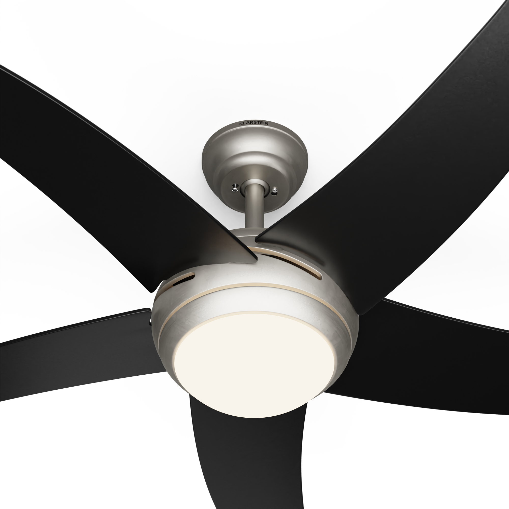 Primo piano di un ventilatore da soffitto, pale nere, luce e hardware su sfondo bianco.