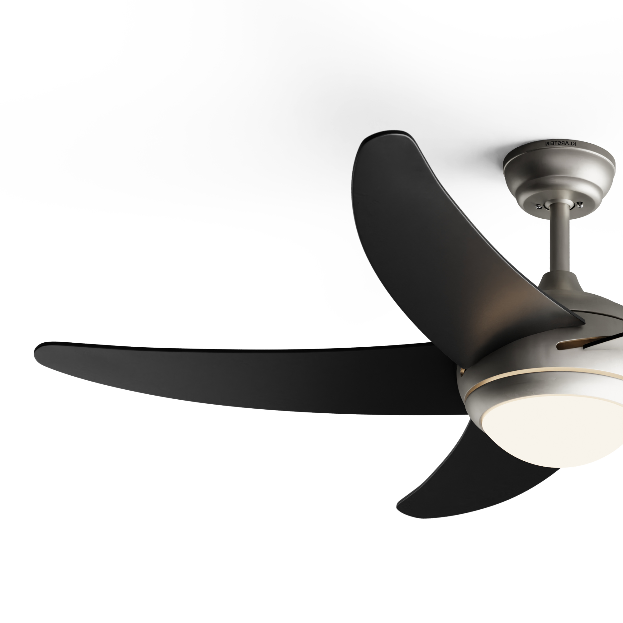 Ventilatore da soffitto con pale nere e luce, vista angolata su sfondo bianco.